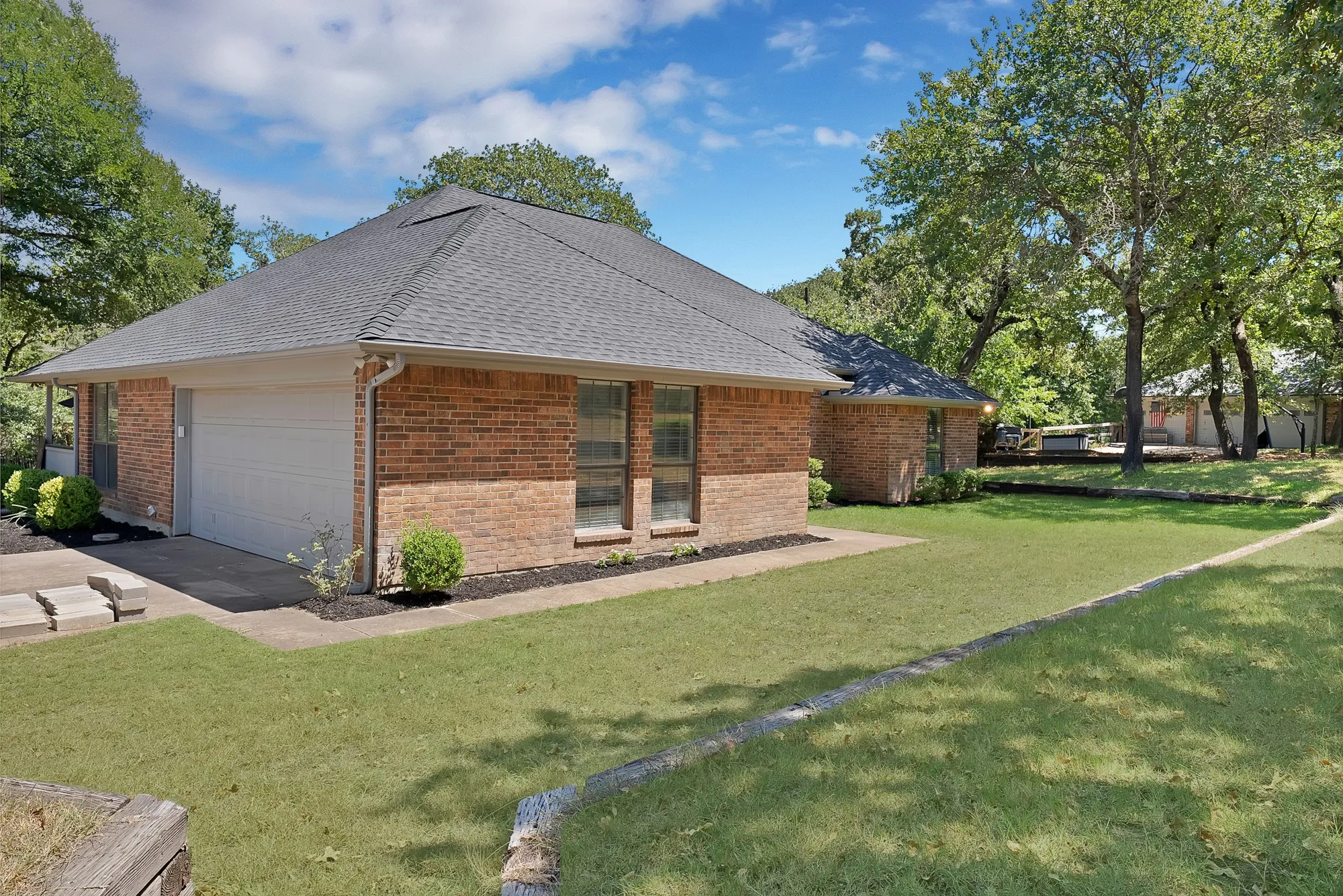 Single Family Residence For Sale in Parker County , 113 Cottonwood Court, Hudson Oaks, Texas 76087, 3 Bedroom, 2 Bathroom, 2 Garage spaces, 1,889 Sqft, built in 1986, mls#21346477, Real Estate Agent in Hudson Oaks, Homes For Sale in Parker county, Homes For Sale in Hudson Oaks, Realtor in Hudson Oaks Texas, Real Estate Brokerage Independent Realty Texas, Luminita Cordes Realtor