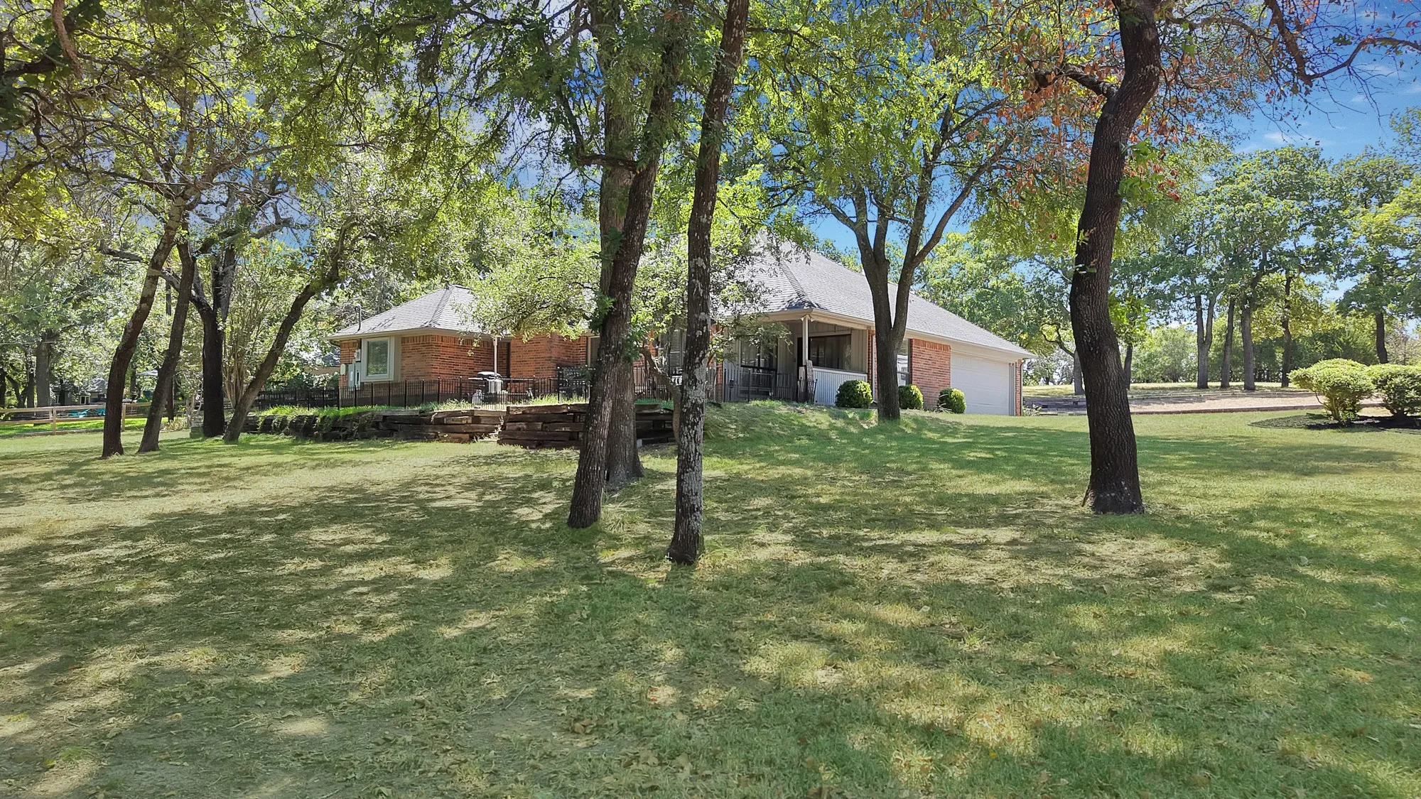 Single Family Residence For Sale in Parker County , 113 Cottonwood Court, Hudson Oaks, Texas 76087, 3 Bedroom, 2 Bathroom, 2 Garage spaces, 1,889 Sqft, built in 1986, mls#21346477, Real Estate Agent in Hudson Oaks, Homes For Sale in Parker county, Homes For Sale in Hudson Oaks, Realtor in Hudson Oaks Texas, Real Estate Brokerage Independent Realty Texas, Luminita Cordes Realtor