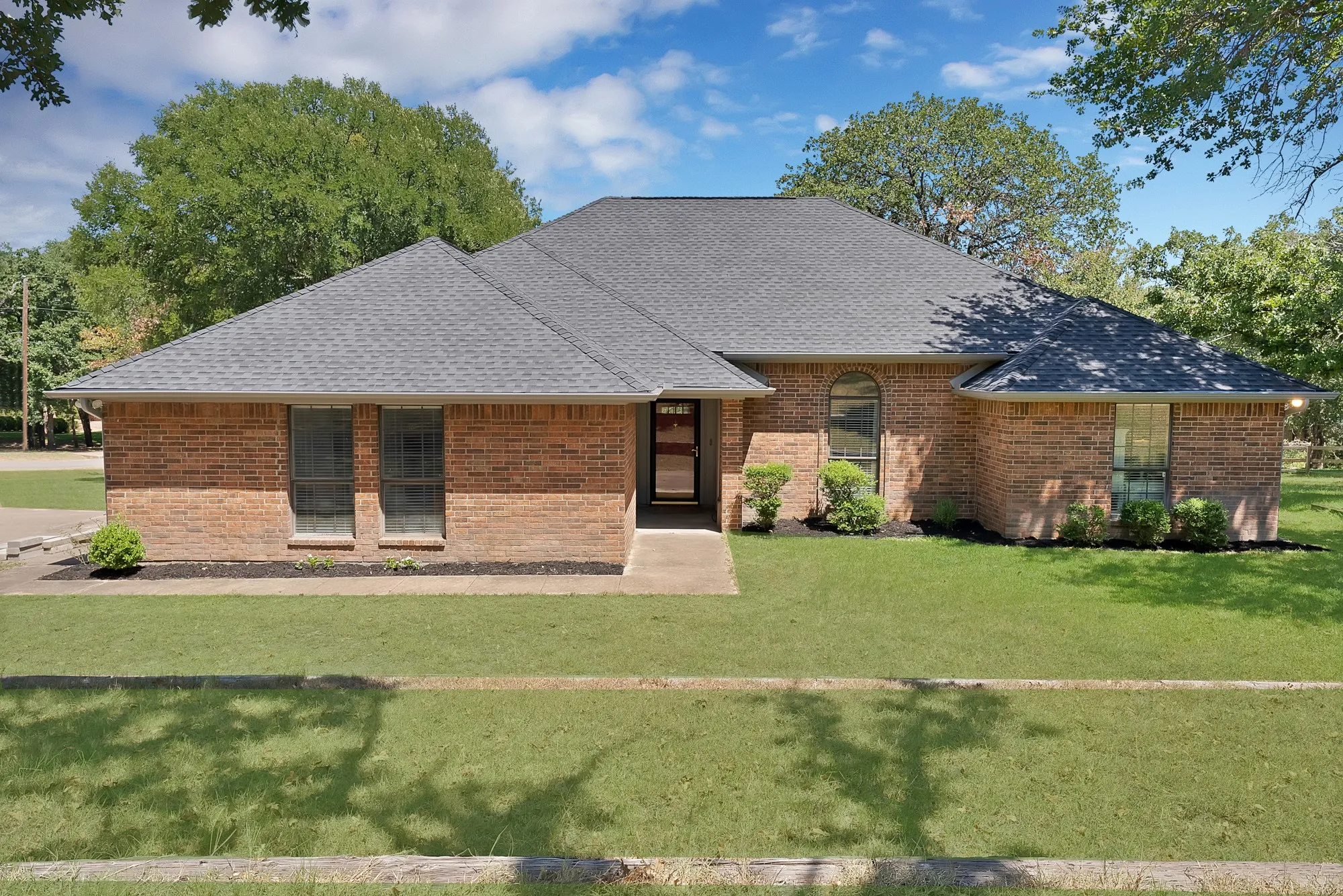 Single Family Residence For Sale in Parker County , 113 Cottonwood Court, Hudson Oaks, Texas 76087, 3 Bedroom, 2 Bathroom, 2 Garage spaces, 1,889 Sqft, built in 1986, mls#21346477, Real Estate Agent in Hudson Oaks, Homes For Sale in Parker county, Homes For Sale in Hudson Oaks, Realtor in Hudson Oaks Texas, Real Estate Brokerage Independent Realty Texas, Luminita Cordes Realtor