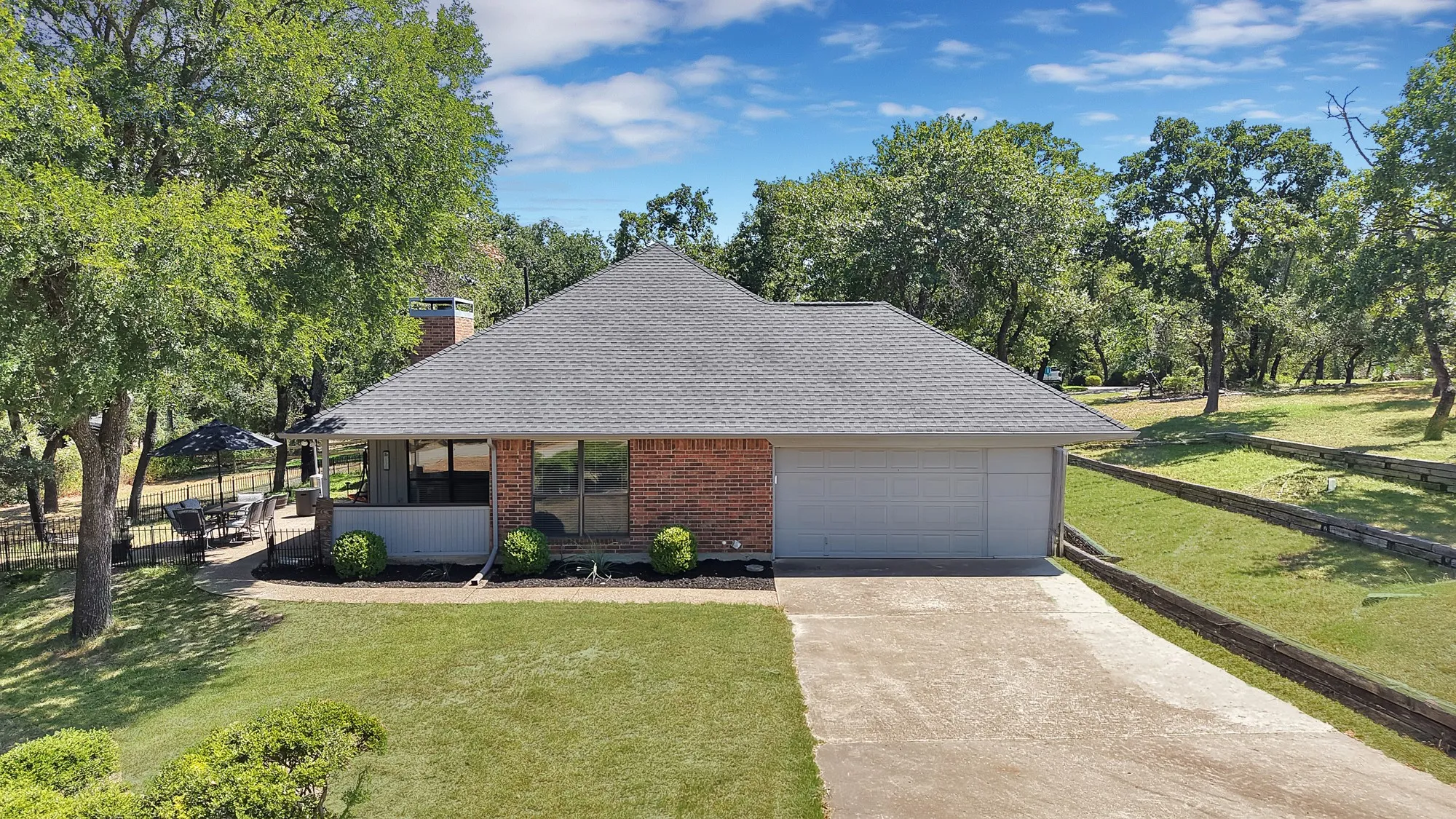 Single Family Residence For Sale in Parker County , 113 Cottonwood Court, Hudson Oaks, Texas 76087, 3 Bedroom, 2 Bathroom, 2 Garage spaces, 1,889 Sqft, built in 1986, mls#21346477, Real Estate Agent in Hudson Oaks, Homes For Sale in Parker county, Homes For Sale in Hudson Oaks, Realtor in Hudson Oaks Texas, Real Estate Brokerage Independent Realty Texas, Luminita Cordes Realtor