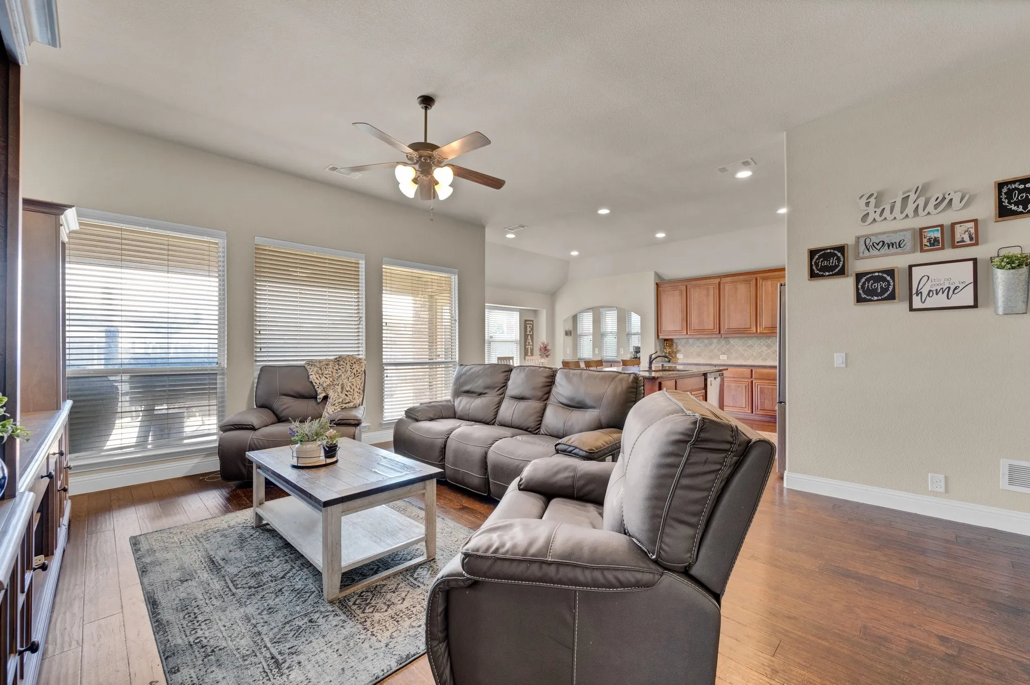 Single Family Residence For Sale in Ellis County , 918 Newcastle Drive, Midlothian, Texas 76065, 4 Bedroom, 3 Bathroom, 2 Garage spaces, 2,759 Sqft, built in 2014, mls#21346623, Real Estate Agent in Midlothian, Homes For Sale in Ellis county, Homes For Sale in Midlothian, Realtor in Midlothian Texas, Real Estate Brokerage Independent Realty Texas, Luminita Cordes Realtor