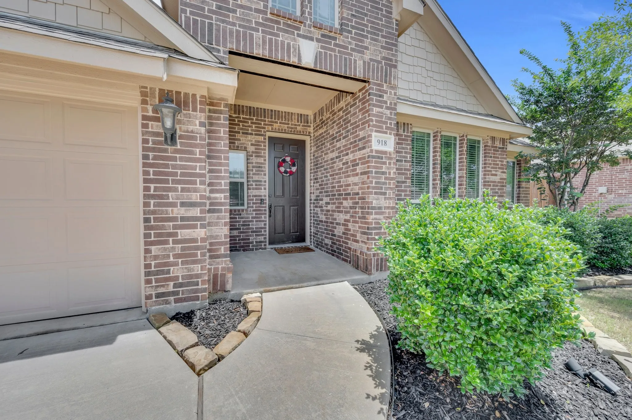 Single Family Residence For Sale in Ellis County , 918 Newcastle Drive, Midlothian, Texas 76065, 4 Bedroom, 3 Bathroom, 2 Garage spaces, 2,759 Sqft, built in 2014, mls#21346623, Real Estate Agent in Midlothian, Homes For Sale in Ellis county, Homes For Sale in Midlothian, Realtor in Midlothian Texas, Real Estate Brokerage Independent Realty Texas, Luminita Cordes Realtor