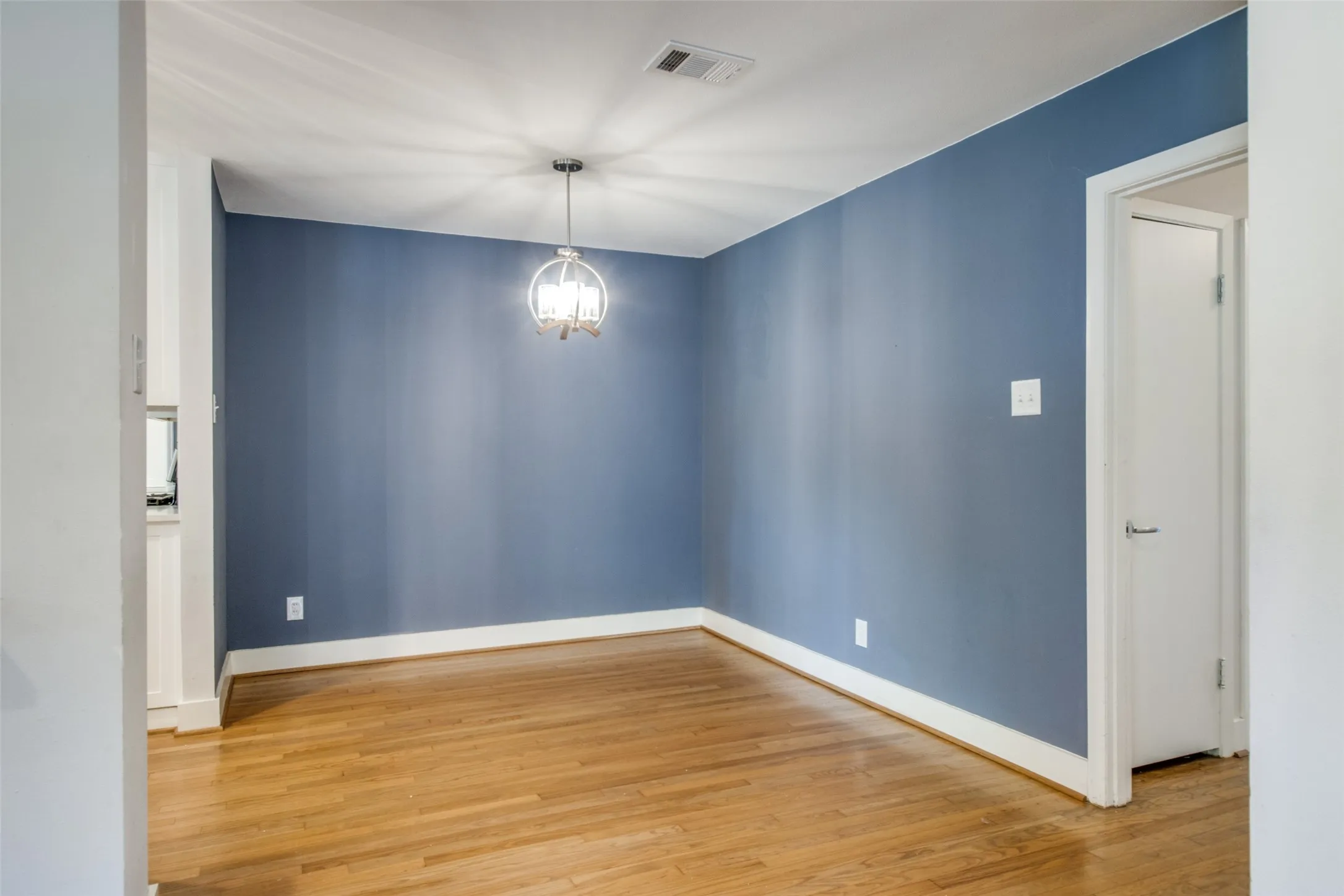 Single Family Residence For Sale in Dallas County , 10230 Eastwood Drive, Dallas, Texas 75228, 3 Bedroom, 2 Bathroom, 1 Garage spaces, 1,457 Sqft, built in 1952, mls#21347120, Real Estate Agent in Dallas, Homes For Sale in Dallas county, Homes For Sale in Dallas, Realtor in Dallas Texas, Real Estate Brokerage Independent Realty Texas, Luminita Cordes Realtor