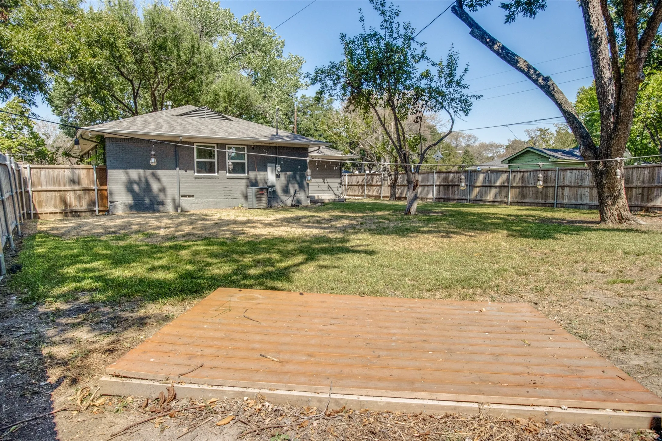 Single Family Residence For Sale in Dallas County , 10230 Eastwood Drive, Dallas, Texas 75228, 3 Bedroom, 2 Bathroom, 1 Garage spaces, 1,457 Sqft, built in 1952, mls#21347120, Real Estate Agent in Dallas, Homes For Sale in Dallas county, Homes For Sale in Dallas, Realtor in Dallas Texas, Real Estate Brokerage Independent Realty Texas, Luminita Cordes Realtor