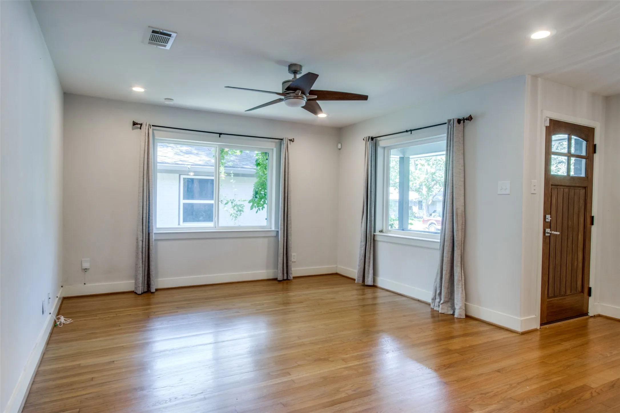 Single Family Residence For Sale in Dallas County , 10230 Eastwood Drive, Dallas, Texas 75228, 3 Bedroom, 2 Bathroom, 1 Garage spaces, 1,457 Sqft, built in 1952, mls#21347120, Real Estate Agent in Dallas, Homes For Sale in Dallas county, Homes For Sale in Dallas, Realtor in Dallas Texas, Real Estate Brokerage Independent Realty Texas, Luminita Cordes Realtor