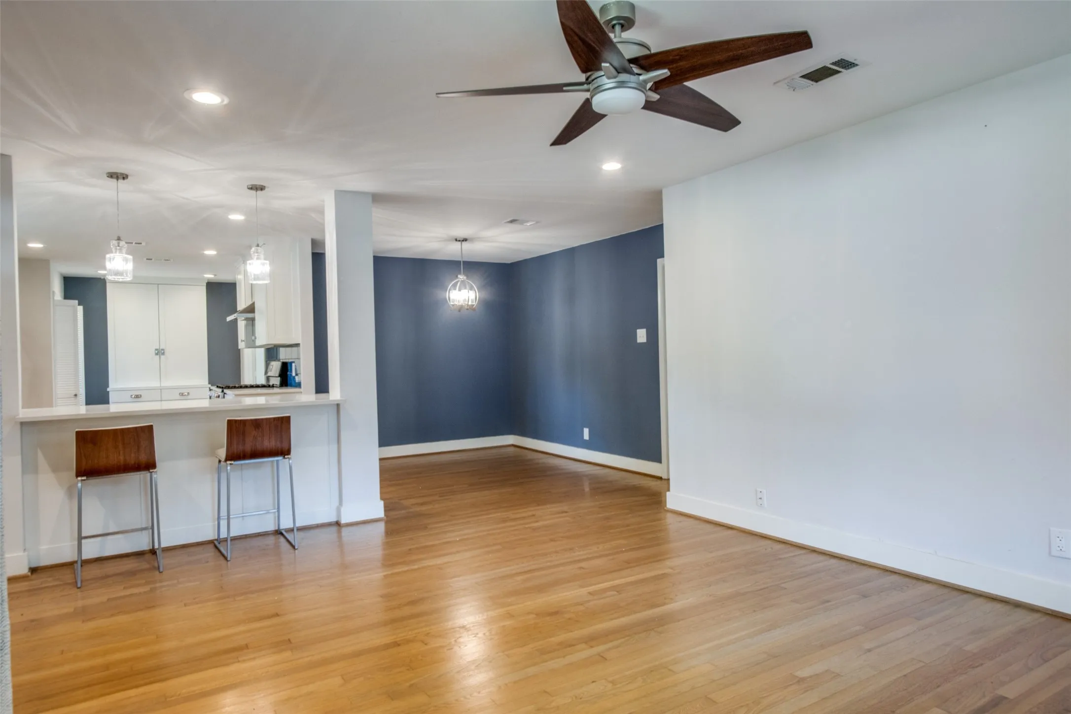Single Family Residence For Sale in Dallas County , 10230 Eastwood Drive, Dallas, Texas 75228, 3 Bedroom, 2 Bathroom, 1 Garage spaces, 1,457 Sqft, built in 1952, mls#21347120, Real Estate Agent in Dallas, Homes For Sale in Dallas county, Homes For Sale in Dallas, Realtor in Dallas Texas, Real Estate Brokerage Independent Realty Texas, Luminita Cordes Realtor