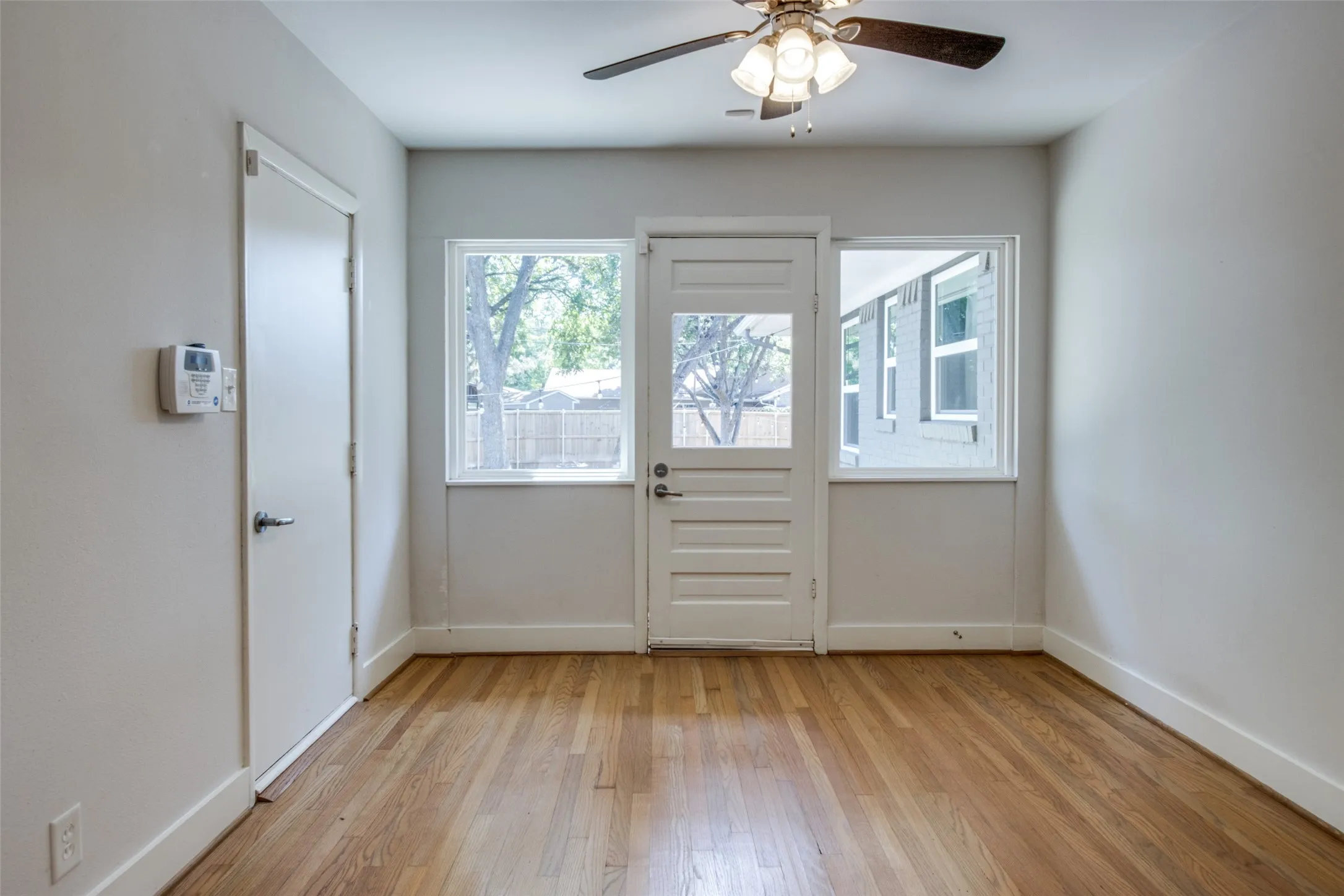 Single Family Residence For Sale in Dallas County , 10230 Eastwood Drive, Dallas, Texas 75228, 3 Bedroom, 2 Bathroom, 1 Garage spaces, 1,457 Sqft, built in 1952, mls#21347120, Real Estate Agent in Dallas, Homes For Sale in Dallas county, Homes For Sale in Dallas, Realtor in Dallas Texas, Real Estate Brokerage Independent Realty Texas, Luminita Cordes Realtor