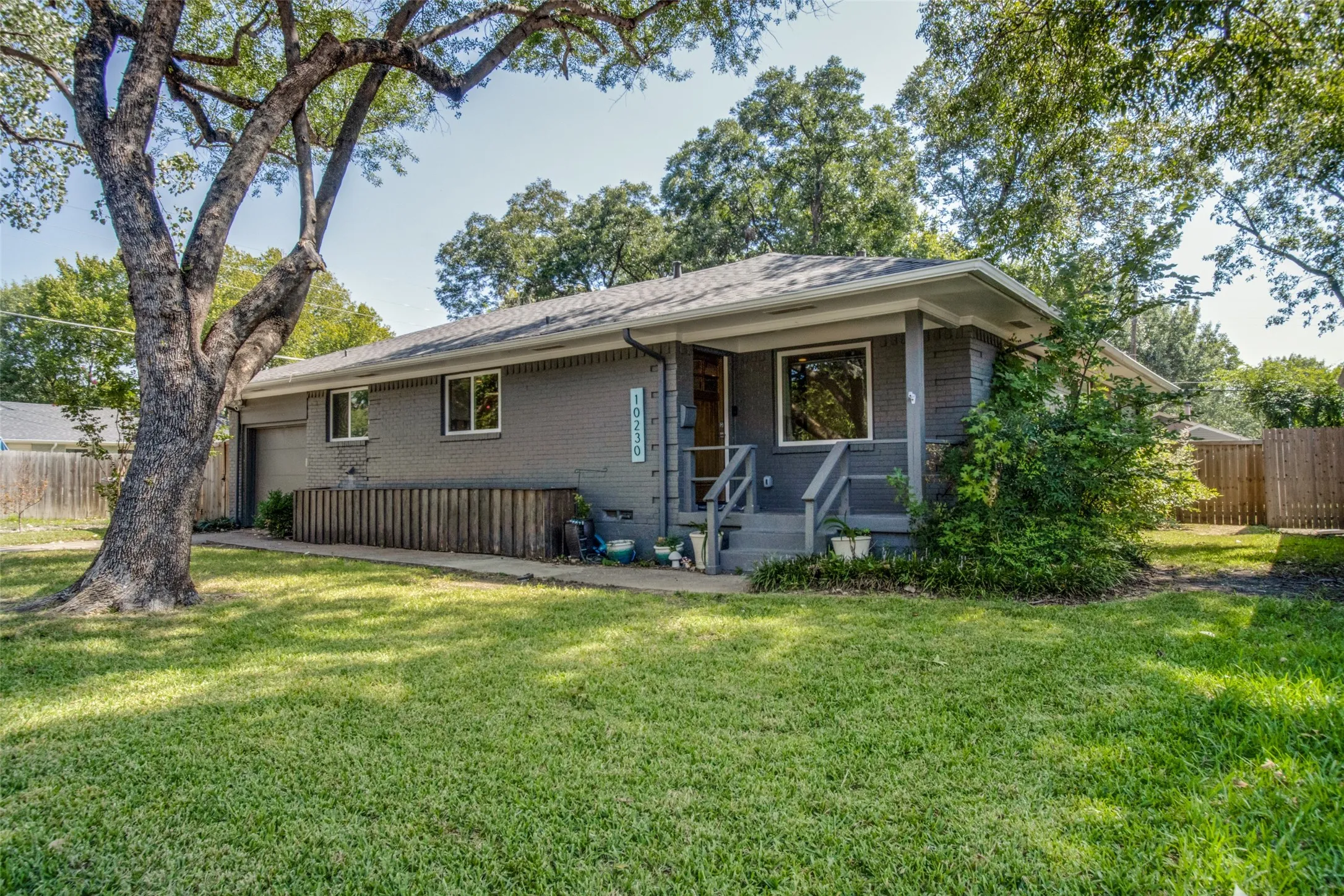 Single Family Residence For Sale in Dallas County , 10230 Eastwood Drive, Dallas, Texas 75228, 3 Bedroom, 2 Bathroom, 1 Garage spaces, 1,457 Sqft, built in 1952, mls#21347120, Real Estate Agent in Dallas, Homes For Sale in Dallas county, Homes For Sale in Dallas, Realtor in Dallas Texas, Real Estate Brokerage Independent Realty Texas, Luminita Cordes Realtor