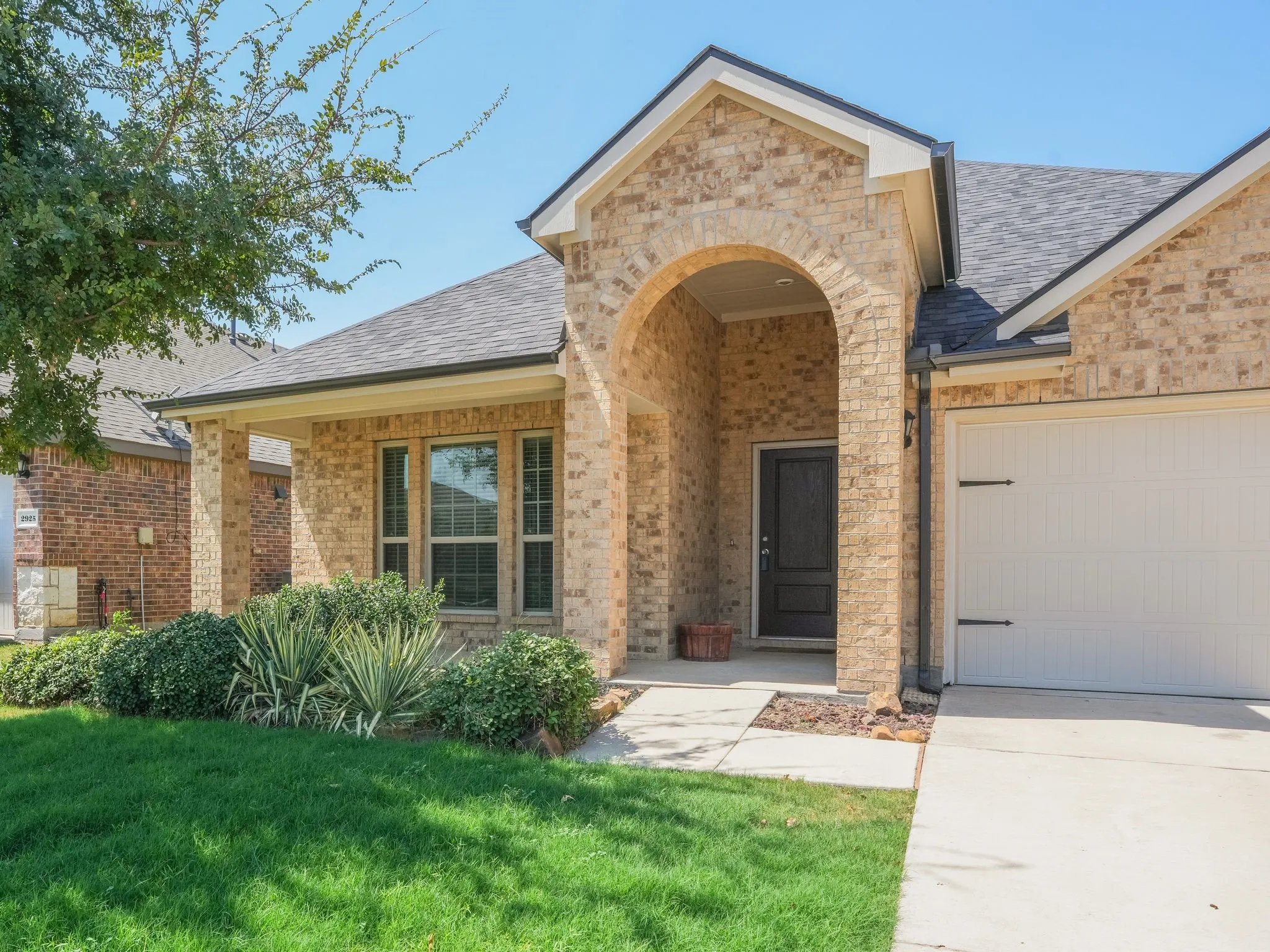 Single Family Residence For Rent in Denton County , 2929 Brazos Drive, Little Elm, Texas 75068, 4 Bedroom, 2 Bathroom, 2 Garage spaces, 1,872 Sqft, built in 2018, mls#21347389, Real Estate Agent in Little Elm, Homes For Rent in Denton county, Homes For Rent in Little Elm, Realtor in Little Elm Texas, Real Estate Brokerage Independent Realty Texas, Luminita Cordes Realtor