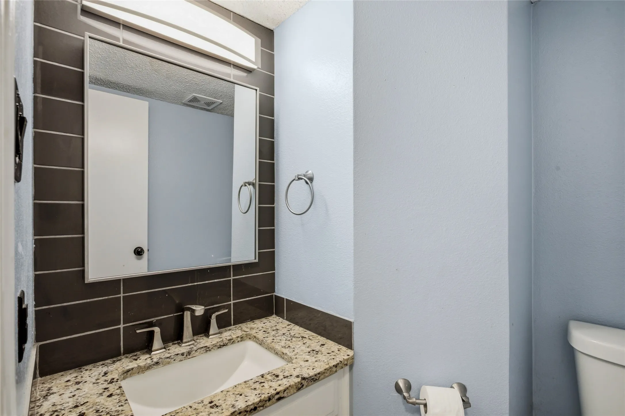Single Family Residence For Sale in Denton County , 2060 Briarcliff Road, Lewisville, Texas 75067, 4 Bedroom, 3 Bathroom, 2 Garage spaces, 2,418 Sqft, built in 1989, mls#21347679, Real Estate Agent in Lewisville, Homes For Sale in Denton county, Homes For Sale in Lewisville, Realtor in Lewisville Texas, Real Estate Brokerage Independent Realty Texas, Luminita Cordes Realtor