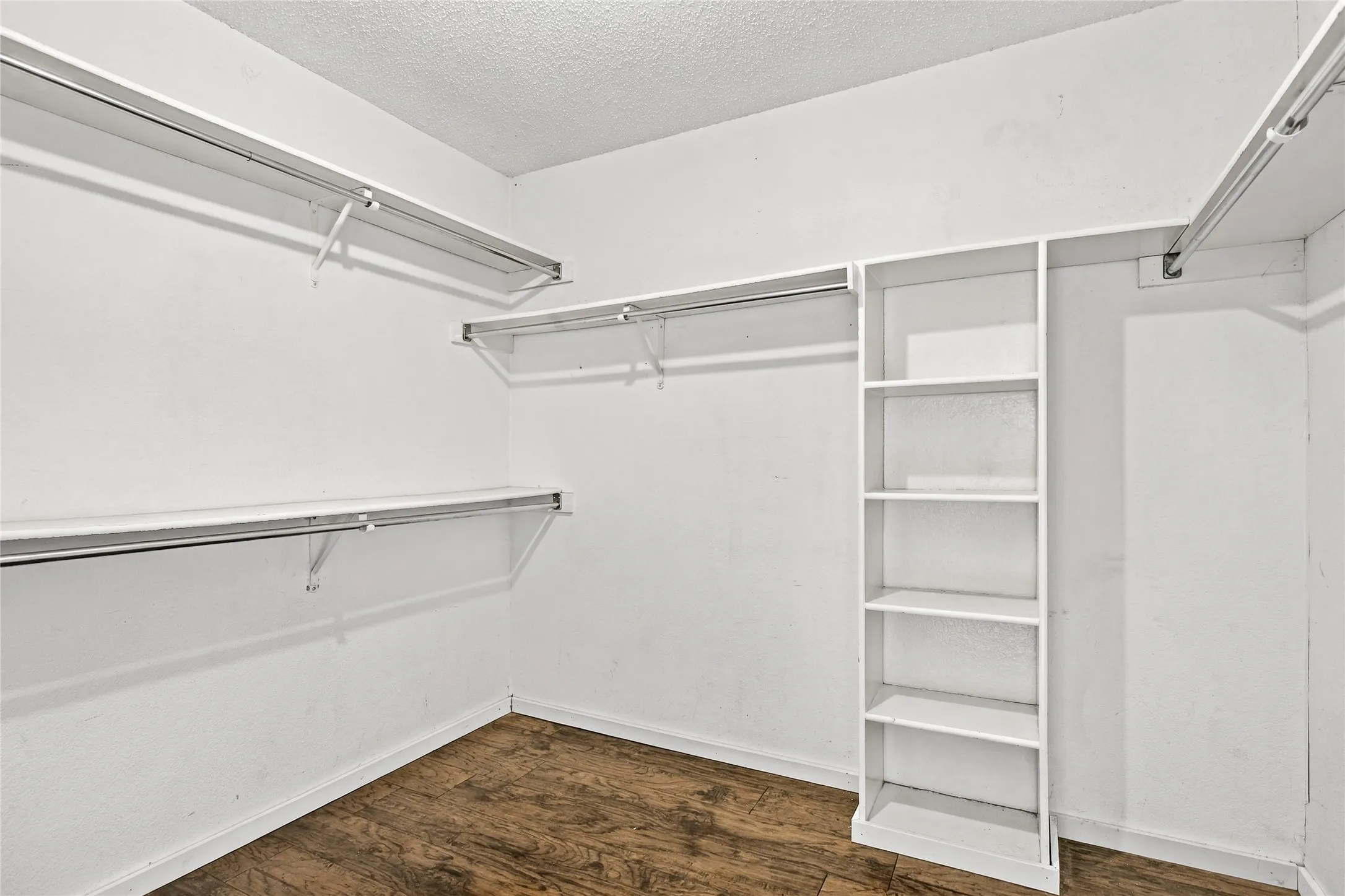 Single Family Residence For Sale in Denton County , 2060 Briarcliff Road, Lewisville, Texas 75067, 4 Bedroom, 3 Bathroom, 2 Garage spaces, 2,418 Sqft, built in 1989, mls#21347679, Real Estate Agent in Lewisville, Homes For Sale in Denton county, Homes For Sale in Lewisville, Realtor in Lewisville Texas, Real Estate Brokerage Independent Realty Texas, Luminita Cordes Realtor