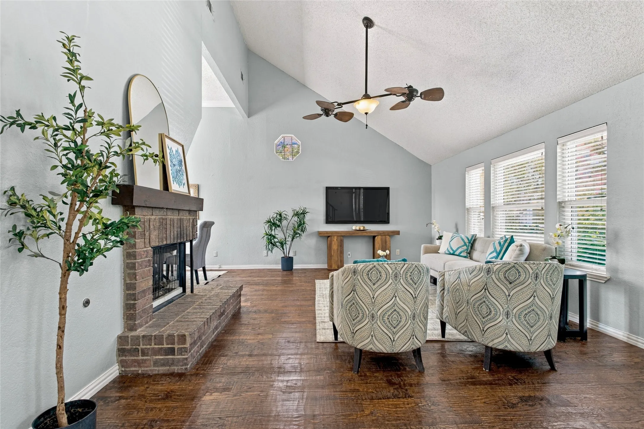 Single Family Residence For Sale in Denton County , 2060 Briarcliff Road, Lewisville, Texas 75067, 4 Bedroom, 3 Bathroom, 2 Garage spaces, 2,418 Sqft, built in 1989, mls#21347679, Real Estate Agent in Lewisville, Homes For Sale in Denton county, Homes For Sale in Lewisville, Realtor in Lewisville Texas, Real Estate Brokerage Independent Realty Texas, Luminita Cordes Realtor