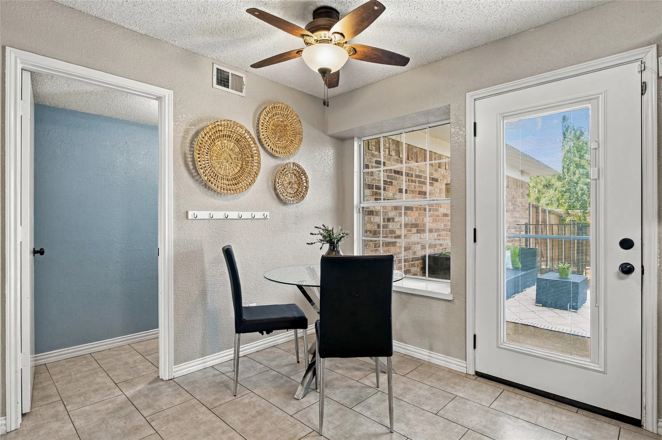 Single Family Residence For Sale in Denton County , 2060 Briarcliff Road, Lewisville, Texas 75067, 4 Bedroom, 3 Bathroom, 2 Garage spaces, 2,418 Sqft, built in 1989, mls#21347679, Real Estate Agent in Lewisville, Homes For Sale in Denton county, Homes For Sale in Lewisville, Realtor in Lewisville Texas, Real Estate Brokerage Independent Realty Texas, Luminita Cordes Realtor