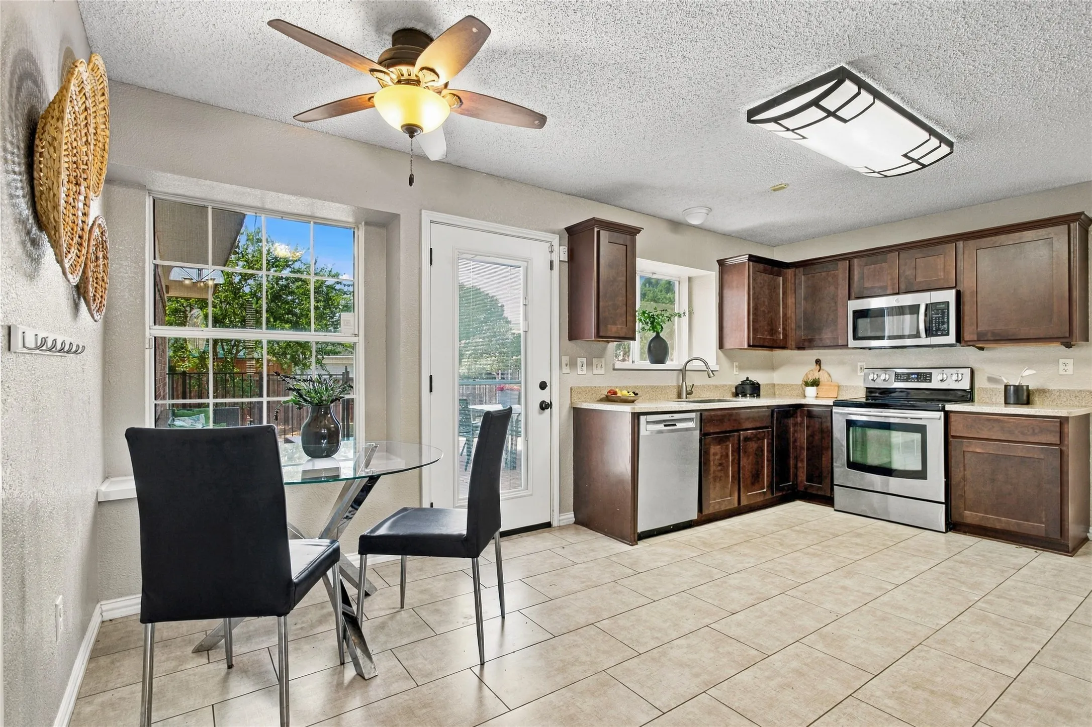 Single Family Residence For Sale in Denton County , 2060 Briarcliff Road, Lewisville, Texas 75067, 4 Bedroom, 3 Bathroom, 2 Garage spaces, 2,418 Sqft, built in 1989, mls#21347679, Real Estate Agent in Lewisville, Homes For Sale in Denton county, Homes For Sale in Lewisville, Realtor in Lewisville Texas, Real Estate Brokerage Independent Realty Texas, Luminita Cordes Realtor