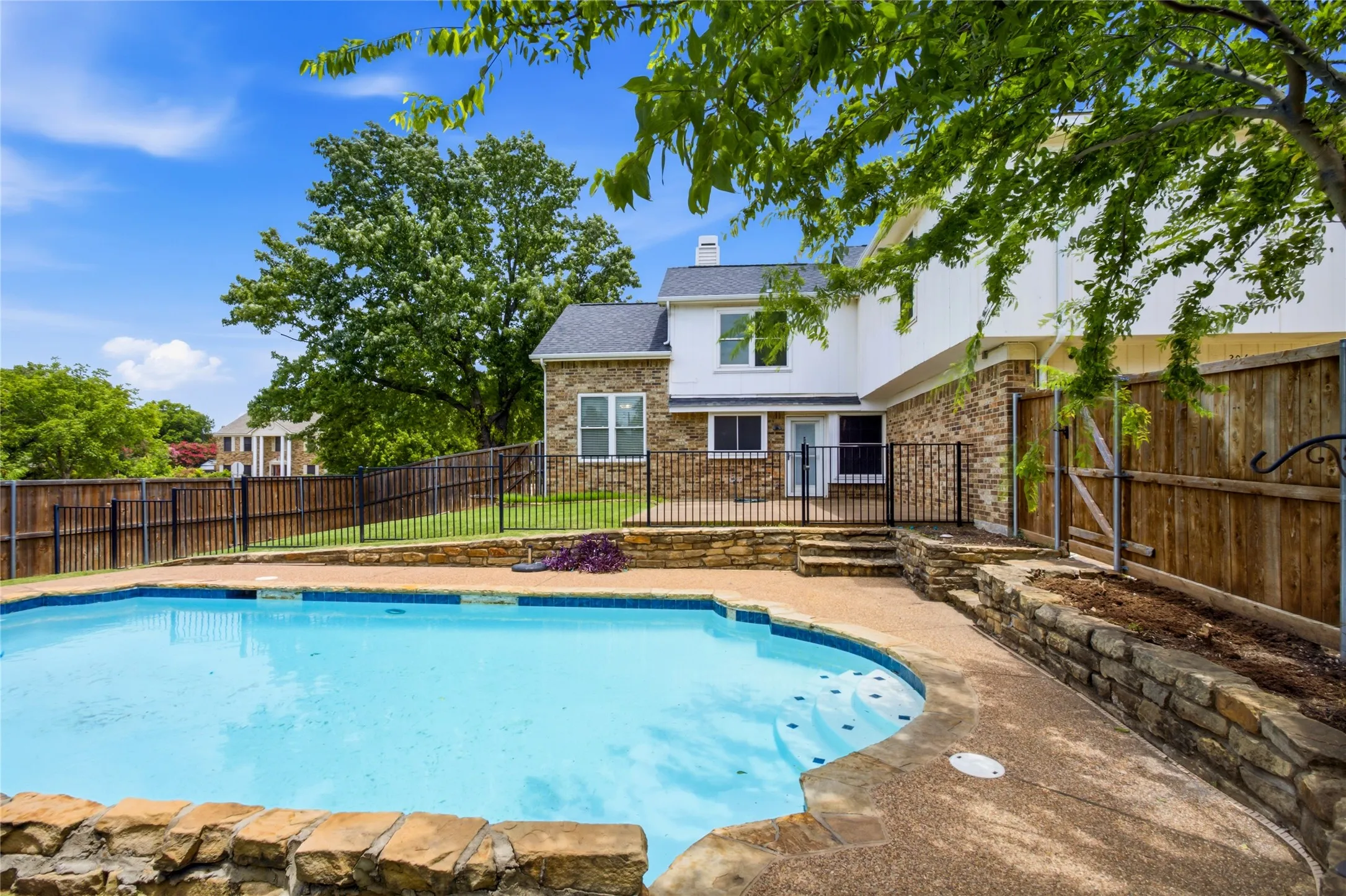 Single Family Residence For Sale in Denton County , 2060 Briarcliff Road, Lewisville, Texas 75067, 4 Bedroom, 3 Bathroom, 2 Garage spaces, 2,418 Sqft, built in 1989, mls#21347679, Real Estate Agent in Lewisville, Homes For Sale in Denton county, Homes For Sale in Lewisville, Realtor in Lewisville Texas, Real Estate Brokerage Independent Realty Texas, Luminita Cordes Realtor