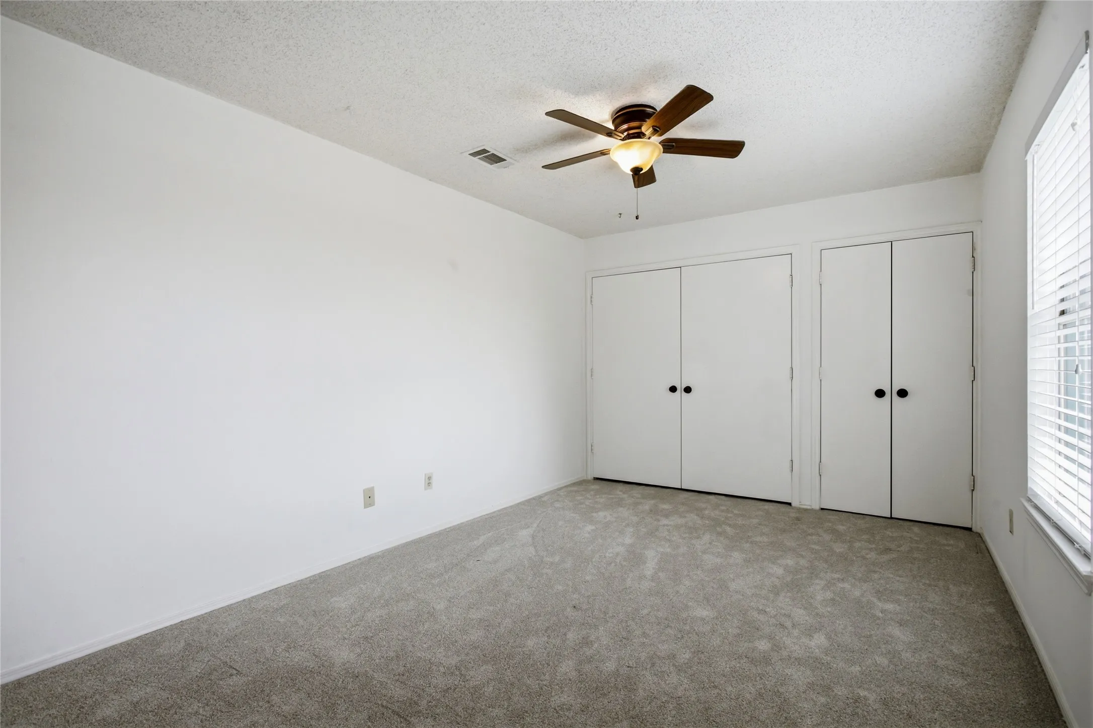Single Family Residence For Sale in Denton County , 2060 Briarcliff Road, Lewisville, Texas 75067, 4 Bedroom, 3 Bathroom, 2 Garage spaces, 2,418 Sqft, built in 1989, mls#21347679, Real Estate Agent in Lewisville, Homes For Sale in Denton county, Homes For Sale in Lewisville, Realtor in Lewisville Texas, Real Estate Brokerage Independent Realty Texas, Luminita Cordes Realtor