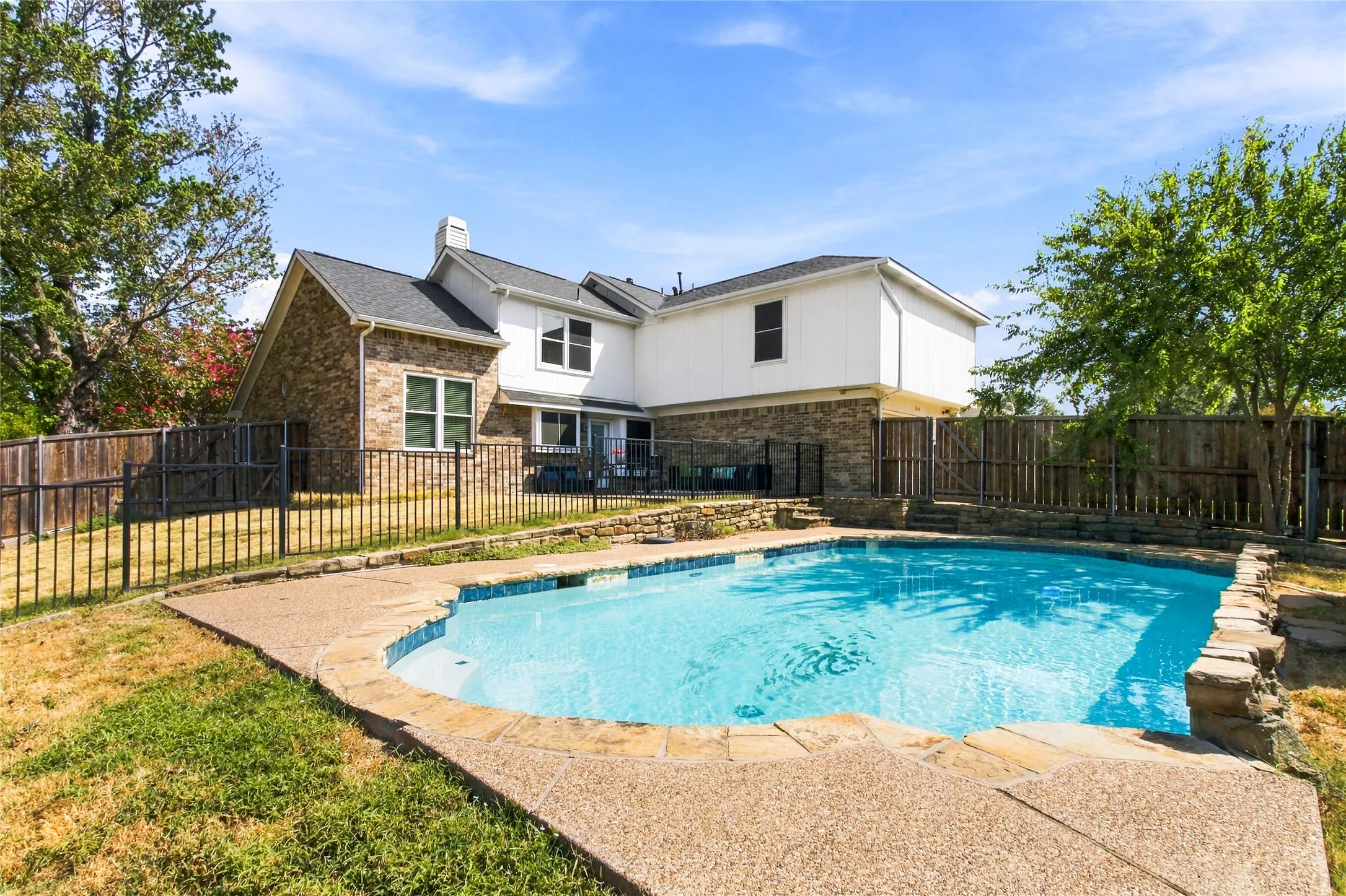 Single Family Residence For Sale in Denton County , 2060 Briarcliff Road, Lewisville, Texas 75067, 4 Bedroom, 3 Bathroom, 2 Garage spaces, 2,418 Sqft, built in 1989, mls#21347679, Real Estate Agent in Lewisville, Homes For Sale in Denton county, Homes For Sale in Lewisville, Realtor in Lewisville Texas, Real Estate Brokerage Independent Realty Texas, Luminita Cordes Realtor