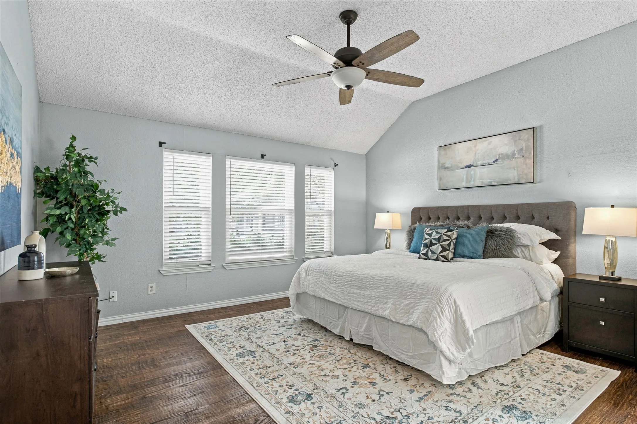 Single Family Residence For Sale in Denton County , 2060 Briarcliff Road, Lewisville, Texas 75067, 4 Bedroom, 3 Bathroom, 2 Garage spaces, 2,418 Sqft, built in 1989, mls#21347679, Real Estate Agent in Lewisville, Homes For Sale in Denton county, Homes For Sale in Lewisville, Realtor in Lewisville Texas, Real Estate Brokerage Independent Realty Texas, Luminita Cordes Realtor