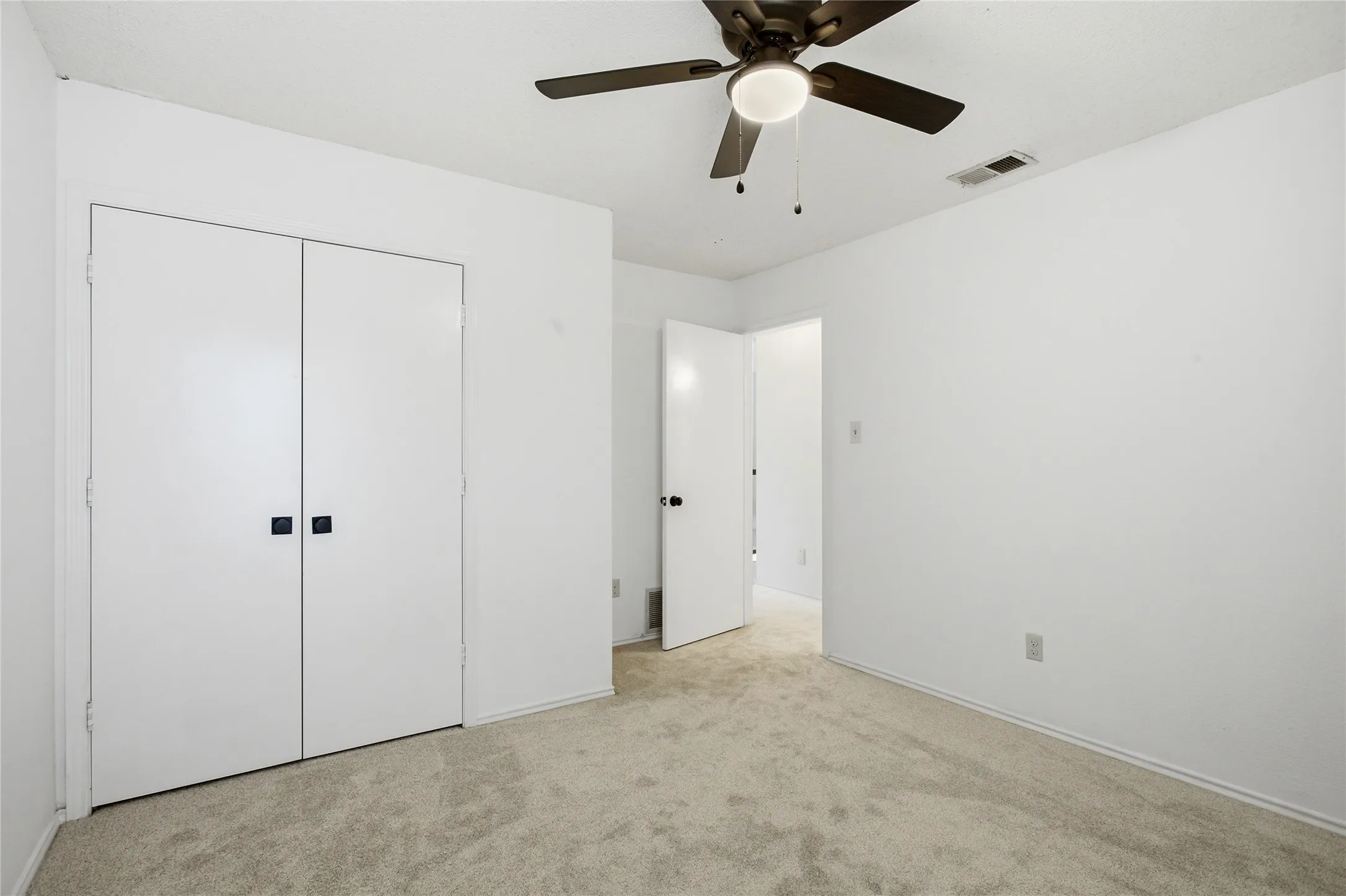 Single Family Residence For Sale in Denton County , 2060 Briarcliff Road, Lewisville, Texas 75067, 4 Bedroom, 3 Bathroom, 2 Garage spaces, 2,418 Sqft, built in 1989, mls#21347679, Real Estate Agent in Lewisville, Homes For Sale in Denton county, Homes For Sale in Lewisville, Realtor in Lewisville Texas, Real Estate Brokerage Independent Realty Texas, Luminita Cordes Realtor