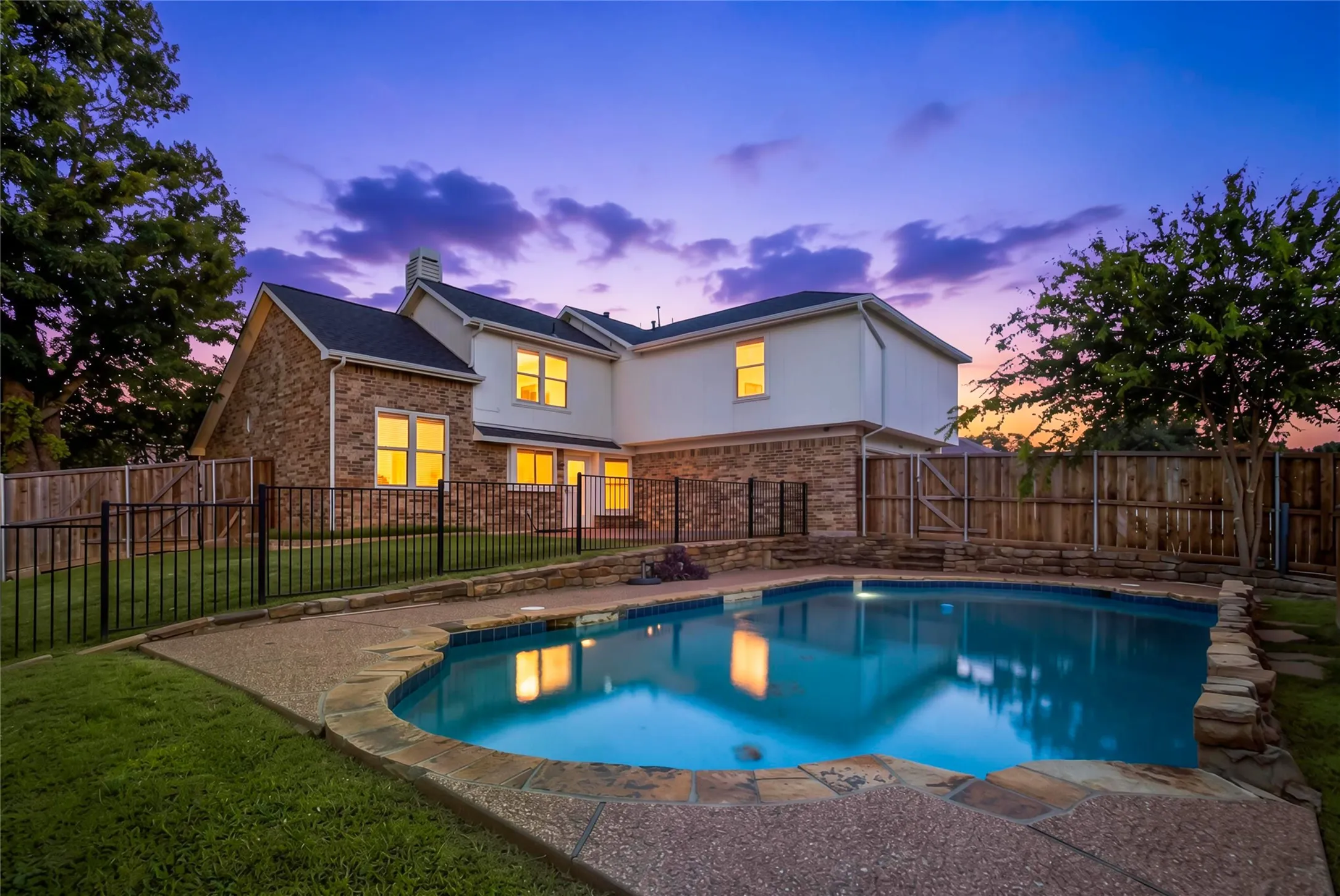 Single Family Residence For Sale in Denton County , 2060 Briarcliff Road, Lewisville, Texas 75067, 4 Bedroom, 3 Bathroom, 2 Garage spaces, 2,418 Sqft, built in 1989, mls#21347679, Real Estate Agent in Lewisville, Homes For Sale in Denton county, Homes For Sale in Lewisville, Realtor in Lewisville Texas, Real Estate Brokerage Independent Realty Texas, Luminita Cordes Realtor