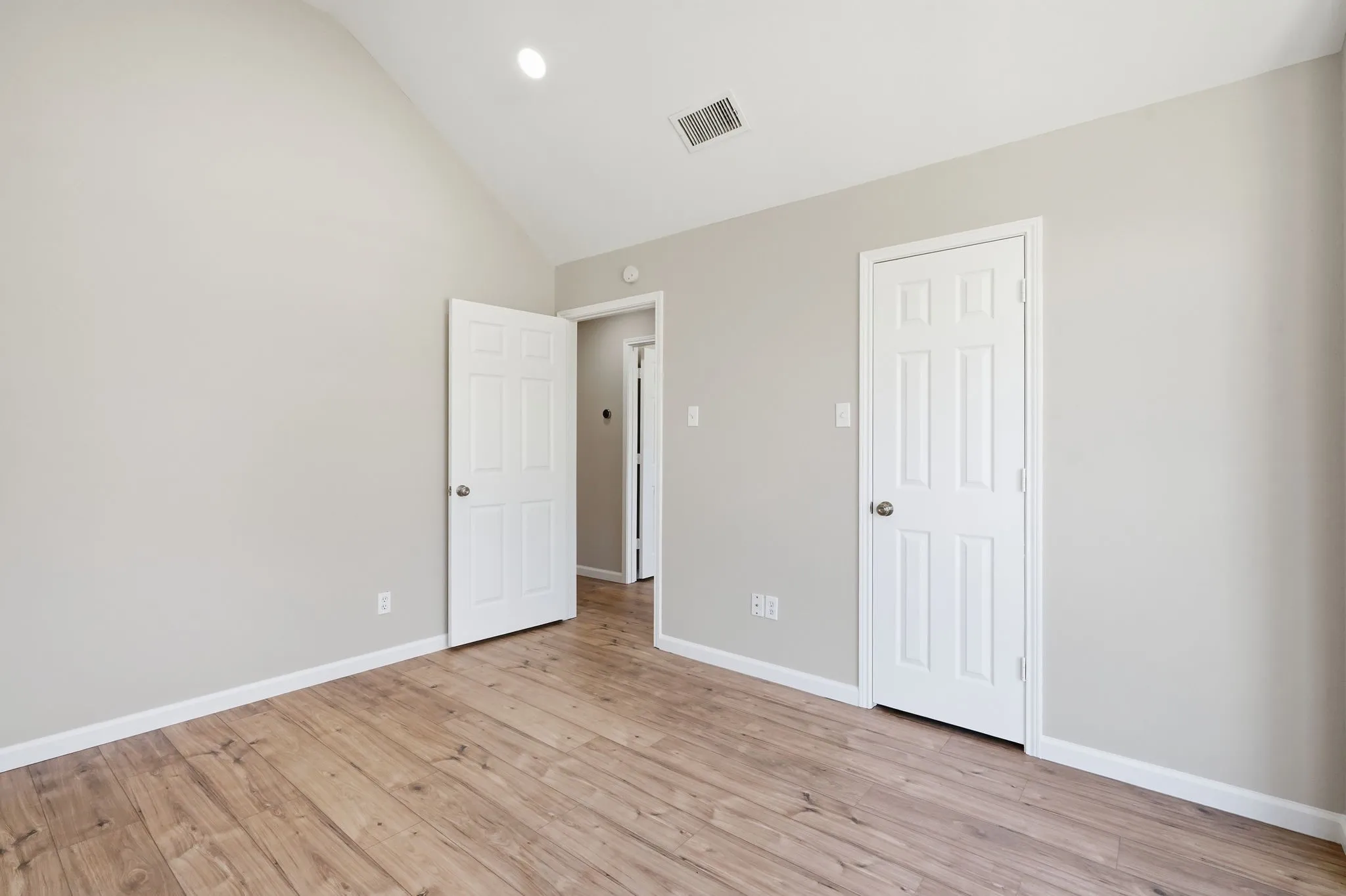 Single Family Residence For Sale in Tarrant County , 902 Santa Cruz, Keller, Texas 76248, 3 Bedroom, 2 Bathroom, 2 Garage spaces, 1,896 Sqft, built in 1992, mls#21345927, Real Estate Agent in Keller, Homes For Sale in Tarrant county, Homes For Sale in Keller, Realtor in Keller Texas, Real Estate Brokerage Independent Realty Texas, Luminita Cordes Realtor