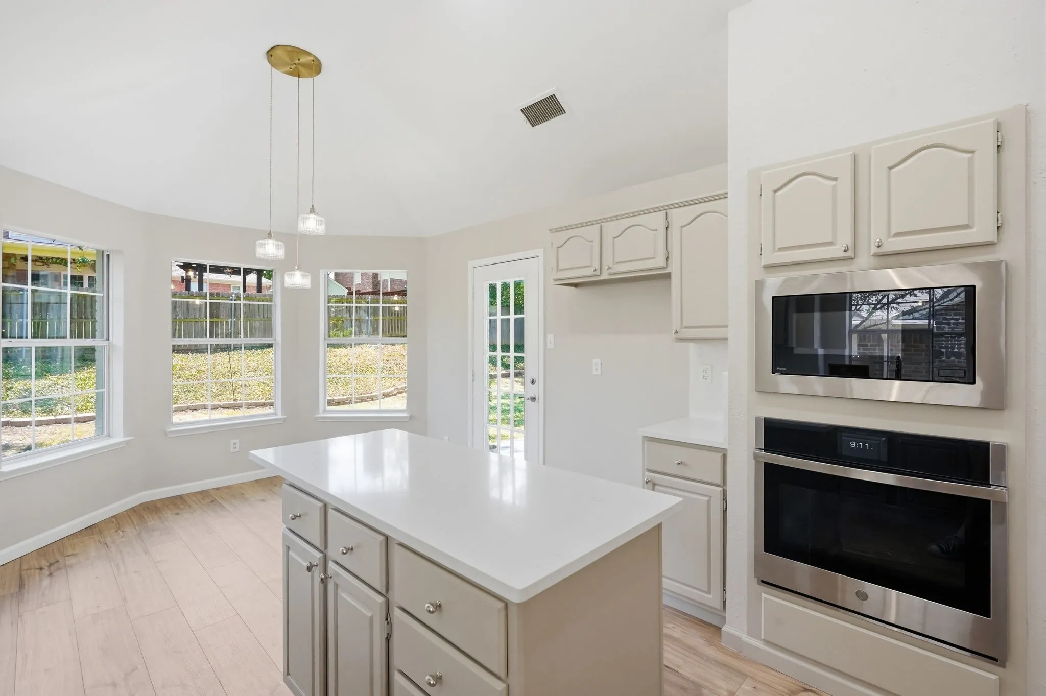 Single Family Residence For Sale in Tarrant County , 902 Santa Cruz, Keller, Texas 76248, 3 Bedroom, 2 Bathroom, 2 Garage spaces, 1,896 Sqft, built in 1992, mls#21345927, Real Estate Agent in Keller, Homes For Sale in Tarrant county, Homes For Sale in Keller, Realtor in Keller Texas, Real Estate Brokerage Independent Realty Texas, Luminita Cordes Realtor