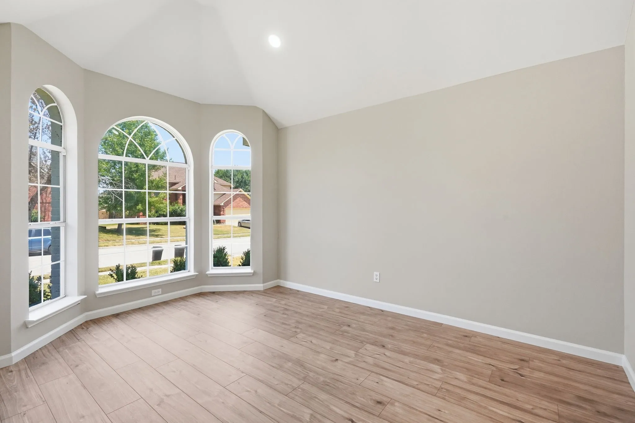 Single Family Residence For Sale in Tarrant County , 902 Santa Cruz, Keller, Texas 76248, 3 Bedroom, 2 Bathroom, 2 Garage spaces, 1,896 Sqft, built in 1992, mls#21345927, Real Estate Agent in Keller, Homes For Sale in Tarrant county, Homes For Sale in Keller, Realtor in Keller Texas, Real Estate Brokerage Independent Realty Texas, Luminita Cordes Realtor