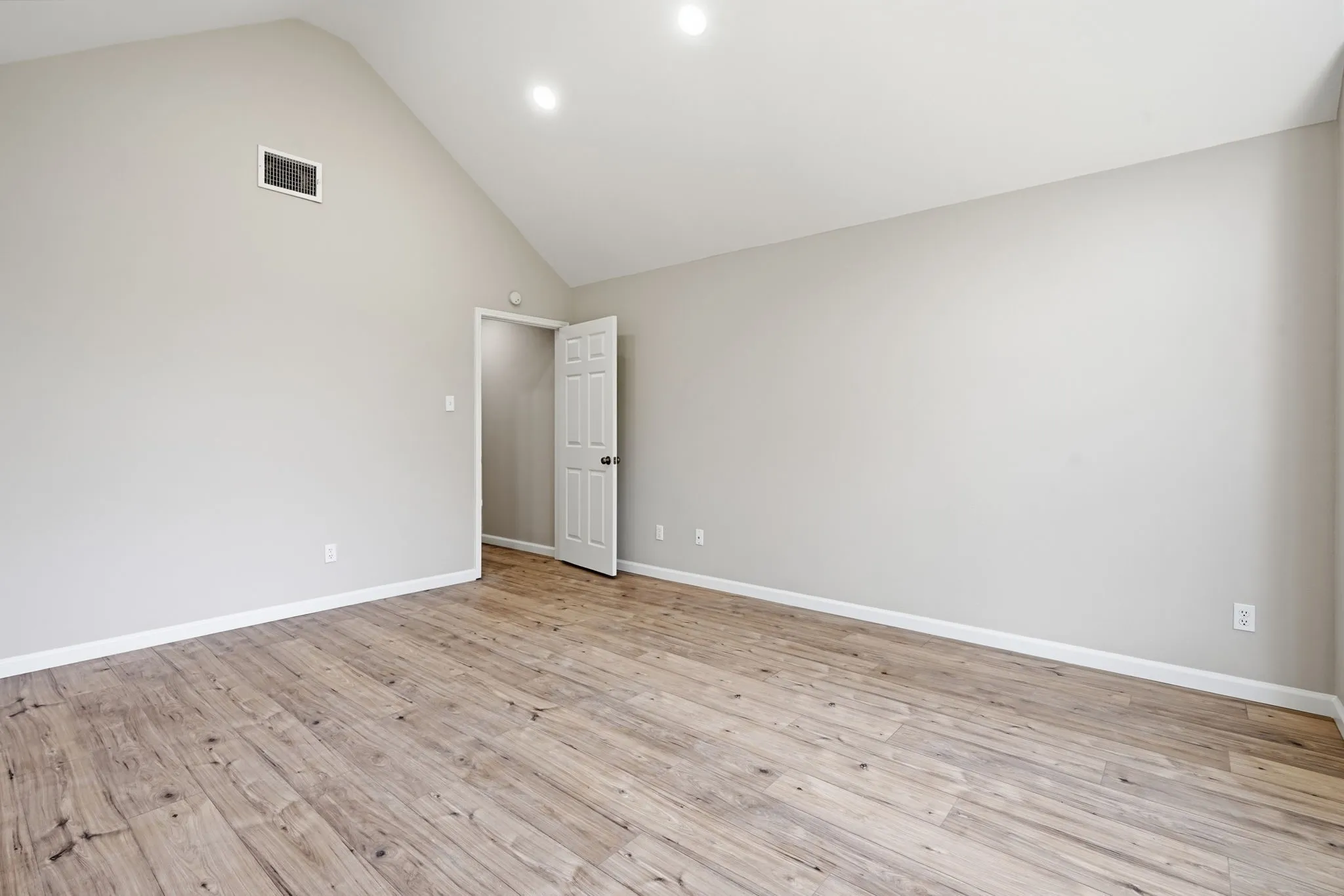 Single Family Residence For Sale in Tarrant County , 902 Santa Cruz, Keller, Texas 76248, 3 Bedroom, 2 Bathroom, 2 Garage spaces, 1,896 Sqft, built in 1992, mls#21345927, Real Estate Agent in Keller, Homes For Sale in Tarrant county, Homes For Sale in Keller, Realtor in Keller Texas, Real Estate Brokerage Independent Realty Texas, Luminita Cordes Realtor