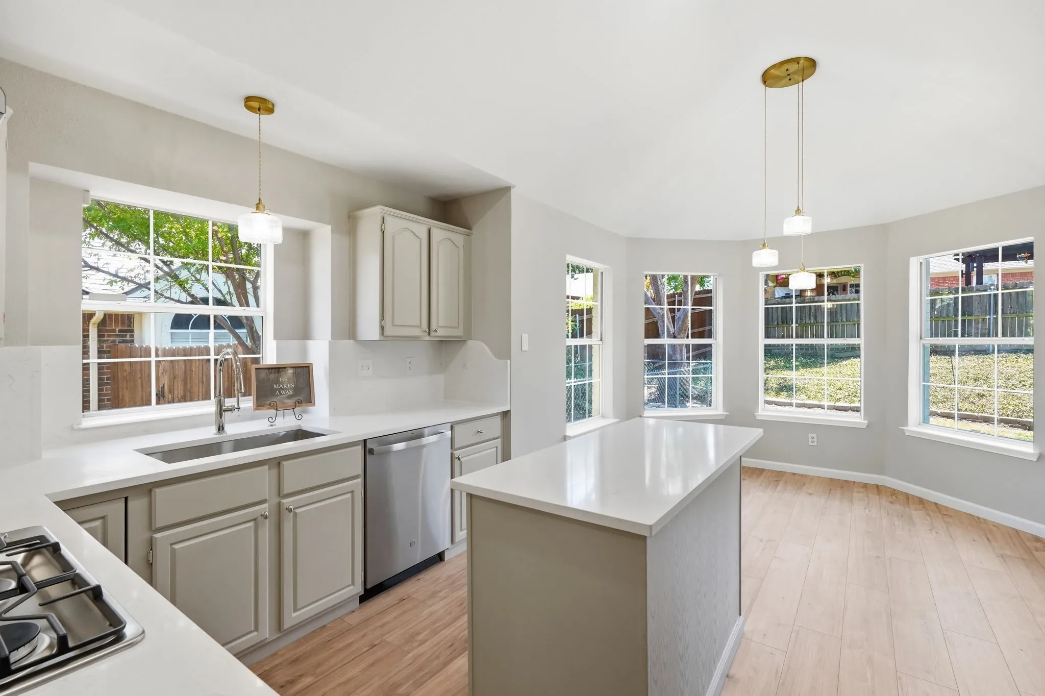 Single Family Residence For Sale in Tarrant County , 902 Santa Cruz, Keller, Texas 76248, 3 Bedroom, 2 Bathroom, 2 Garage spaces, 1,896 Sqft, built in 1992, mls#21345927, Real Estate Agent in Keller, Homes For Sale in Tarrant county, Homes For Sale in Keller, Realtor in Keller Texas, Real Estate Brokerage Independent Realty Texas, Luminita Cordes Realtor