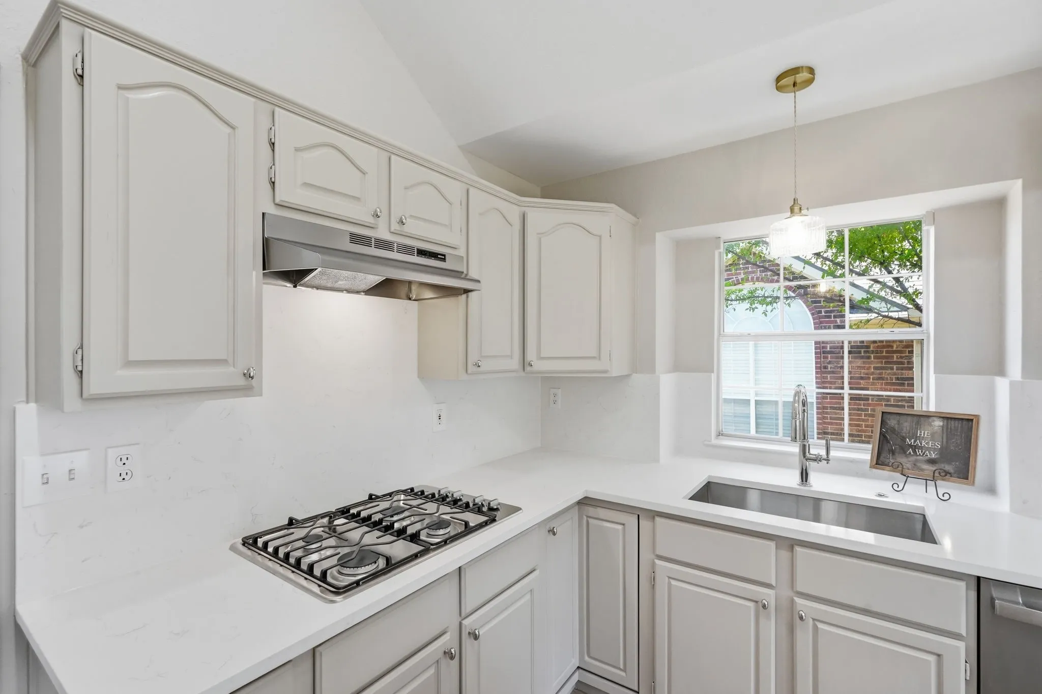 Single Family Residence For Sale in Tarrant County , 902 Santa Cruz, Keller, Texas 76248, 3 Bedroom, 2 Bathroom, 2 Garage spaces, 1,896 Sqft, built in 1992, mls#21345927, Real Estate Agent in Keller, Homes For Sale in Tarrant county, Homes For Sale in Keller, Realtor in Keller Texas, Real Estate Brokerage Independent Realty Texas, Luminita Cordes Realtor