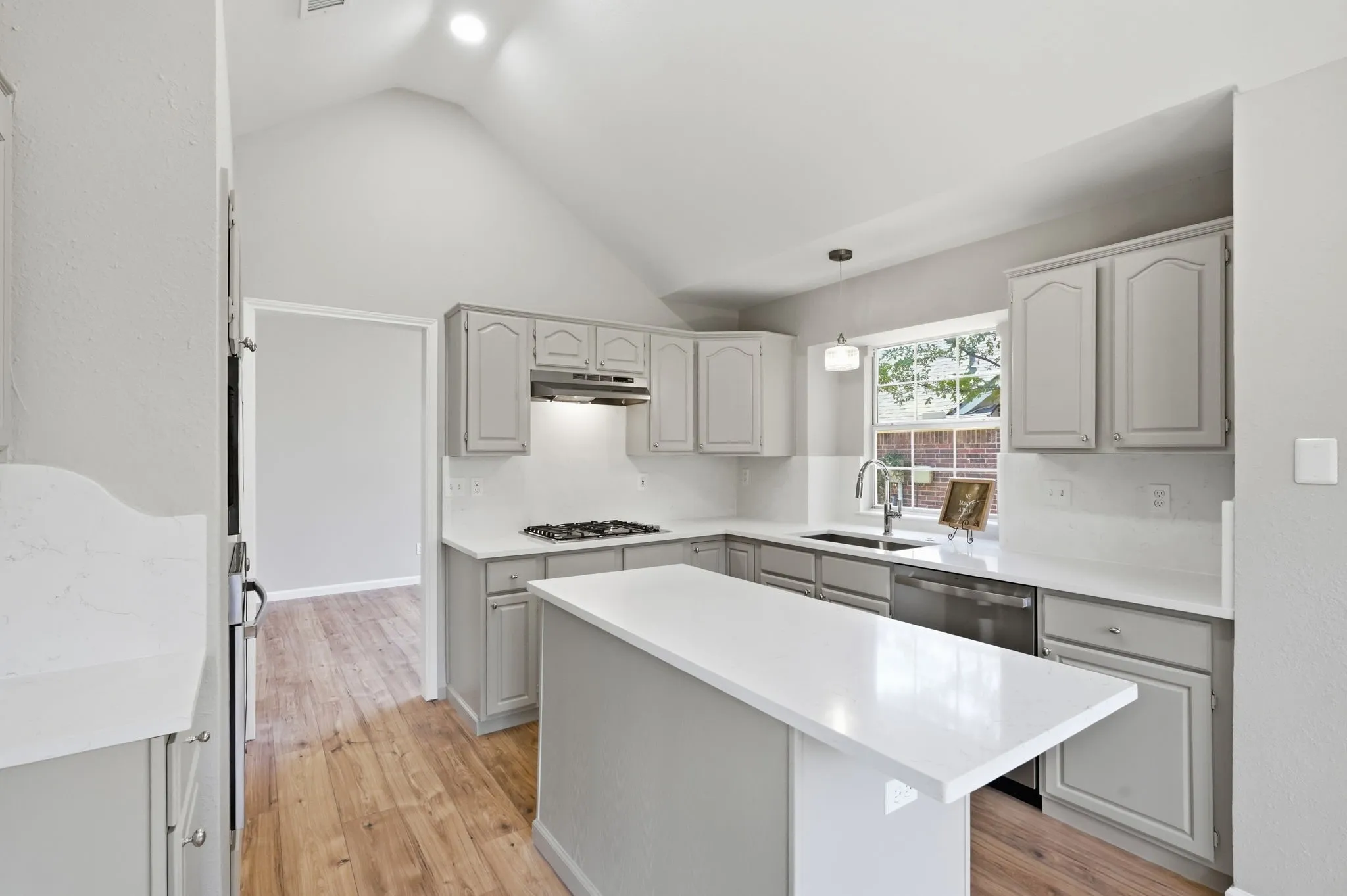 Single Family Residence For Sale in Tarrant County , 902 Santa Cruz, Keller, Texas 76248, 3 Bedroom, 2 Bathroom, 2 Garage spaces, 1,896 Sqft, built in 1992, mls#21345927, Real Estate Agent in Keller, Homes For Sale in Tarrant county, Homes For Sale in Keller, Realtor in Keller Texas, Real Estate Brokerage Independent Realty Texas, Luminita Cordes Realtor