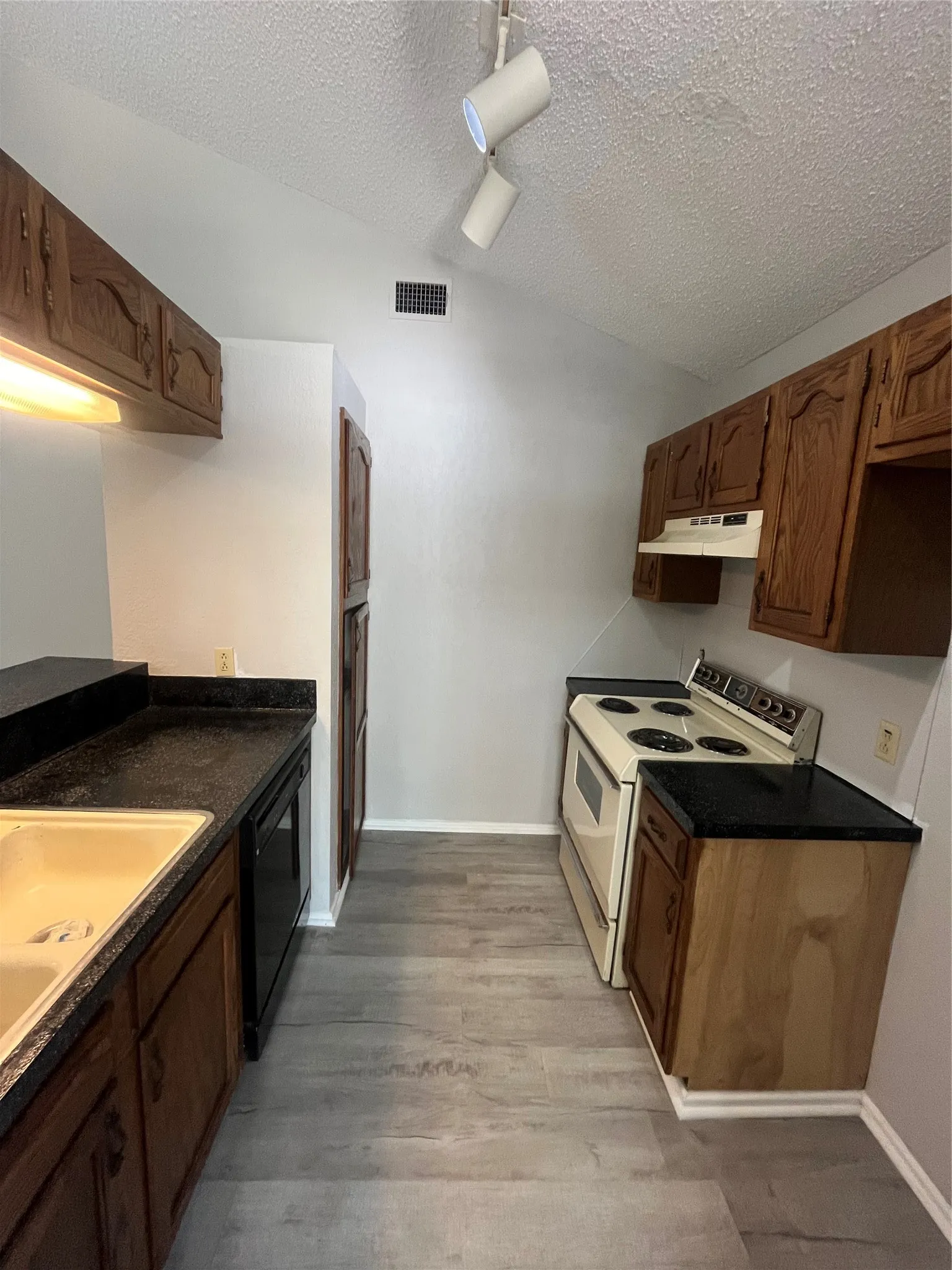 Single Family Residence For Sale in Taylor County , 3650 Radcliff Road, Abilene, Texas 79602, 2 Bedroom, 2 Bathroom, 1 Garage spaces, 884 Sqft, built in 1982, mls#21347683, Real Estate Agent in Abilene, Homes For Sale in Taylor county, Homes For Sale in Abilene, Realtor in Abilene Texas, Real Estate Brokerage Independent Realty Texas, Luminita Cordes Realtor