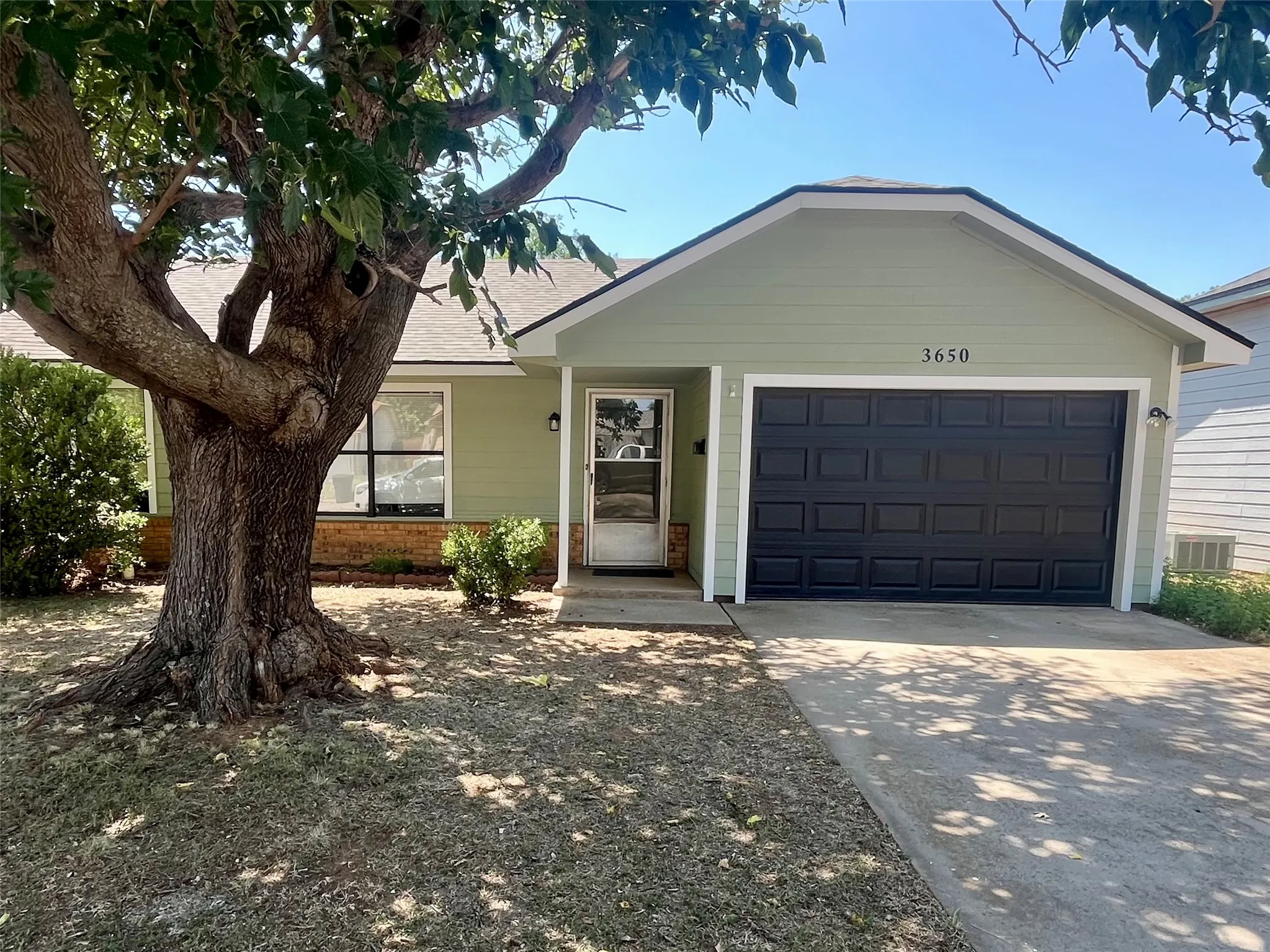 Single Family Residence For Sale in Taylor County , 3650 Radcliff Road, Abilene, Texas 79602, 2 Bedroom, 2 Bathroom, 1 Garage spaces, 884 Sqft, built in 1982, mls#21347683, Real Estate Agent in Abilene, Homes For Sale in Taylor county, Homes For Sale in Abilene, Realtor in Abilene Texas, Real Estate Brokerage Independent Realty Texas, Luminita Cordes Realtor