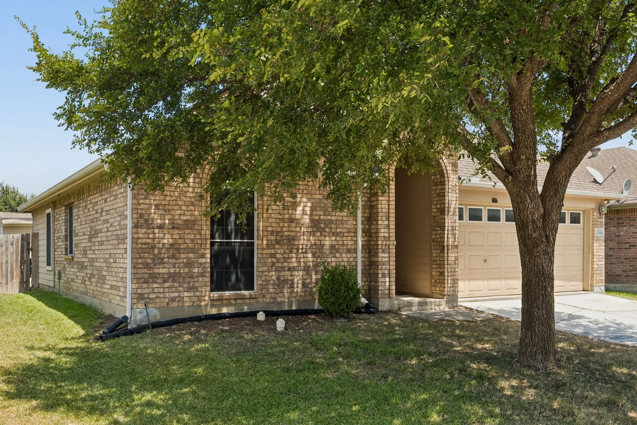 Single Family Residence For Sale in Denton County , 1705 Canvasback Drive, Aubrey, Texas 76227, 3 Bedroom, 2 Bathroom, 2 Garage spaces, 1,198 Sqft, built in 2005, mls#21347419, Real Estate Agent in Aubrey, Homes For Sale in Denton county, Homes For Sale in Aubrey, Realtor in Aubrey Texas, Real Estate Brokerage Independent Realty Texas, Luminita Cordes Realtor