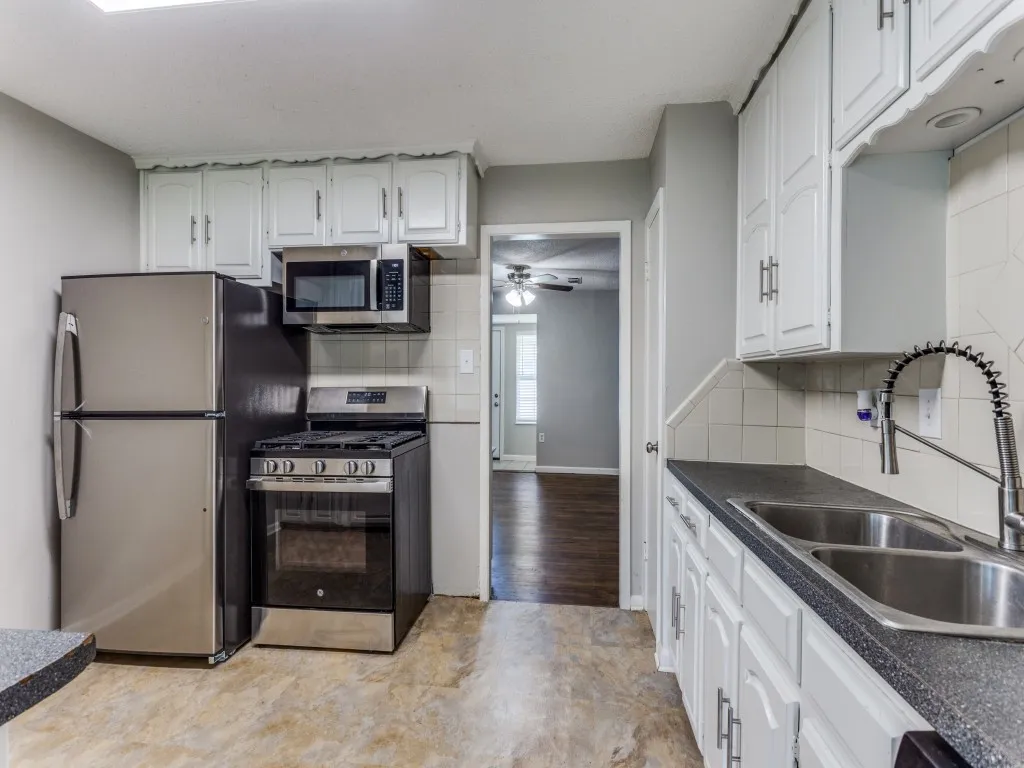 Single Family Residence For Rent in Tarrant County , 512 Bluebonnet Drive, Hurst, Texas 76053, 2 Bedroom, 1 Bathroom, Garage spaces, 1,058 Sqft, built in 1953, mls#21347705, Real Estate Agent in Hurst, Homes For Rent in Tarrant county, Homes For Rent in Hurst, Realtor in Hurst Texas, Real Estate Brokerage Independent Realty Texas, Luminita Cordes Realtor