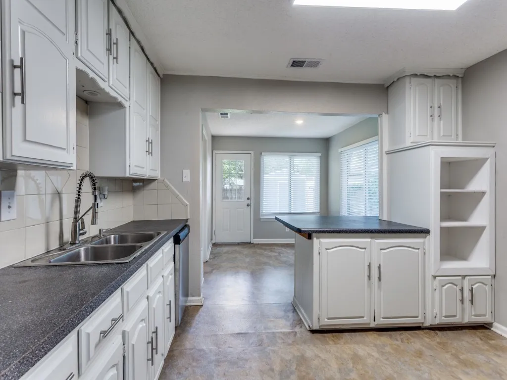 Single Family Residence For Rent in Tarrant County , 512 Bluebonnet Drive, Hurst, Texas 76053, 2 Bedroom, 1 Bathroom, Garage spaces, 1,058 Sqft, built in 1953, mls#21347705, Real Estate Agent in Hurst, Homes For Rent in Tarrant county, Homes For Rent in Hurst, Realtor in Hurst Texas, Real Estate Brokerage Independent Realty Texas, Luminita Cordes Realtor