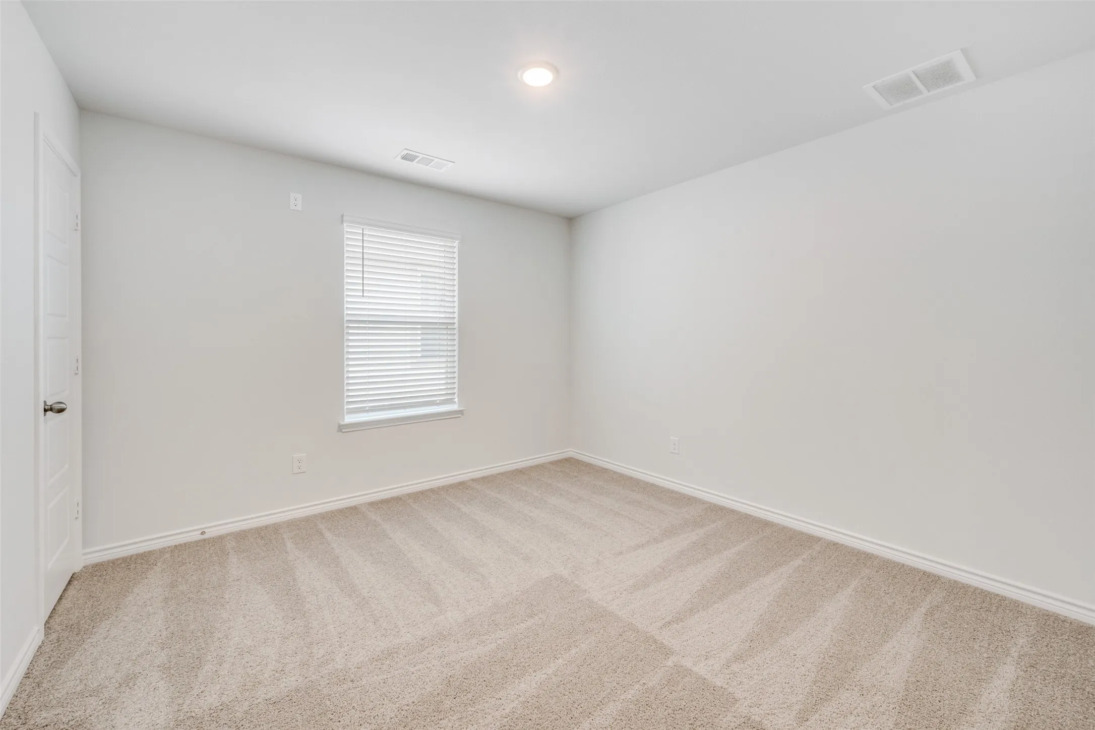 Secondary bedroom.