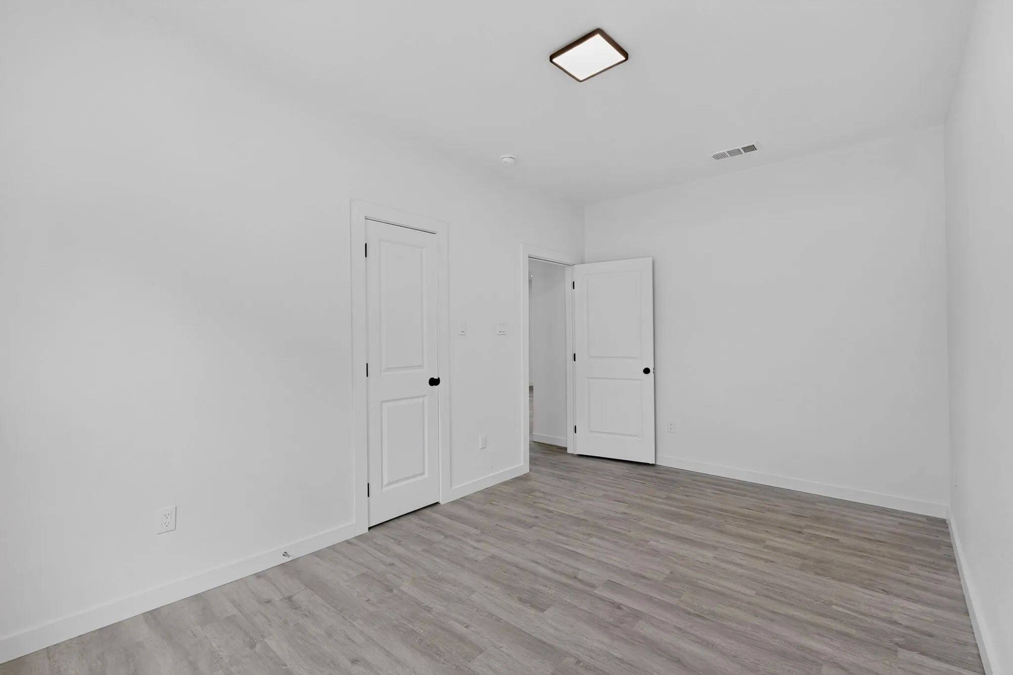 Single Family Residence For Sale in Dallas County , 2946 Darby Drive, Dallas, Texas 75227, 5 Bedroom, 3 Bathroom, Garage spaces, 2,019 Sqft, built in 1948, mls#21346507, Real Estate Agent in Dallas, Homes For Sale in Dallas county, Homes For Sale in Dallas, Realtor in Dallas Texas, Real Estate Brokerage Independent Realty Texas, Luminita Cordes Realtor