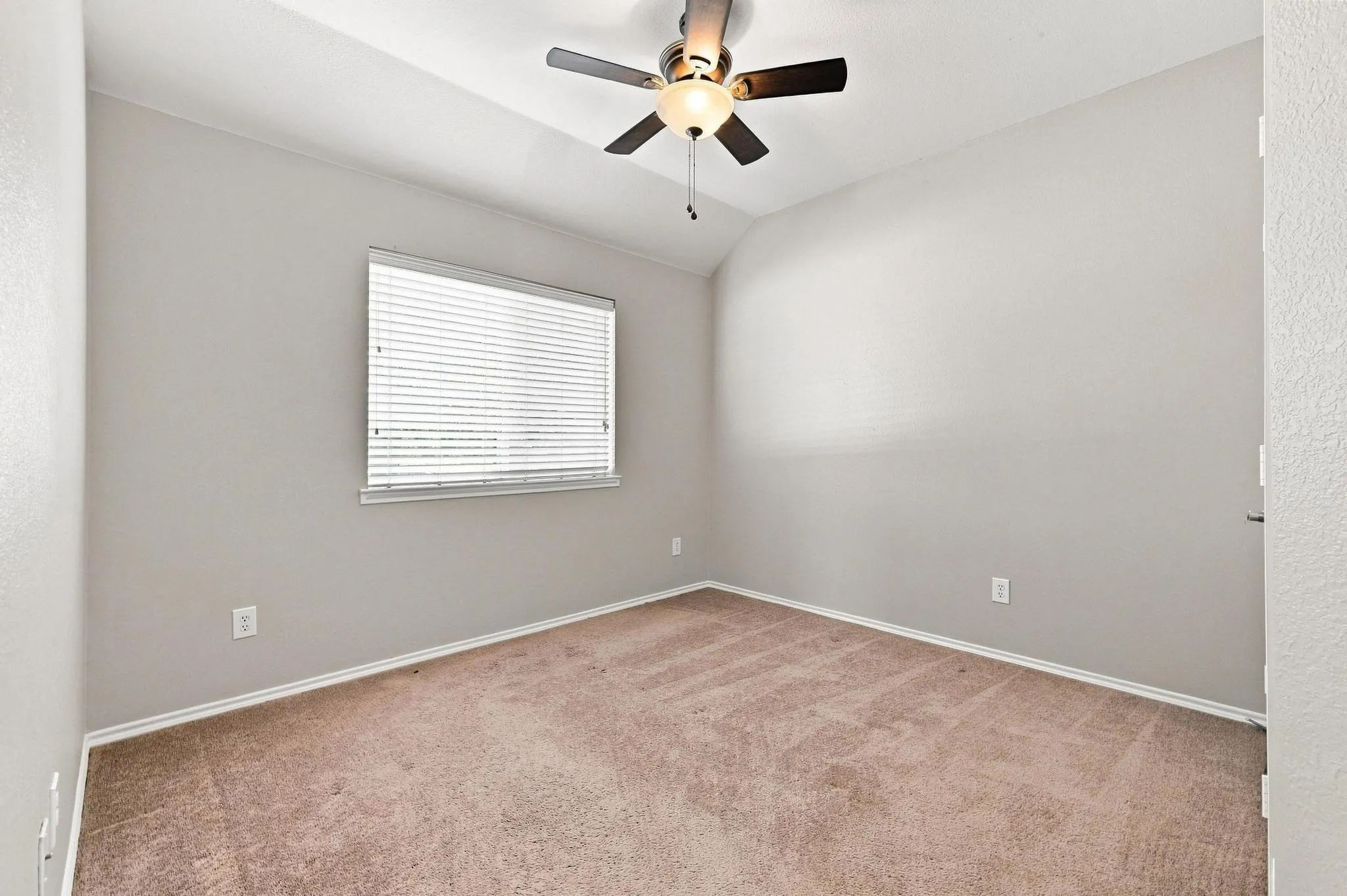 Single Family Residence For Sale in Collin County , 2401 Parkview Drive, Anna, Texas 75409, 3 Bedroom, 2 Bathroom, 2 Garage spaces, 1,462 Sqft, built in 2006, mls#21344156, Real Estate Agent in Anna, Homes For Sale in Collin county, Homes For Sale in Anna, Realtor in Anna Texas, Real Estate Brokerage Independent Realty Texas, Luminita Cordes Realtor