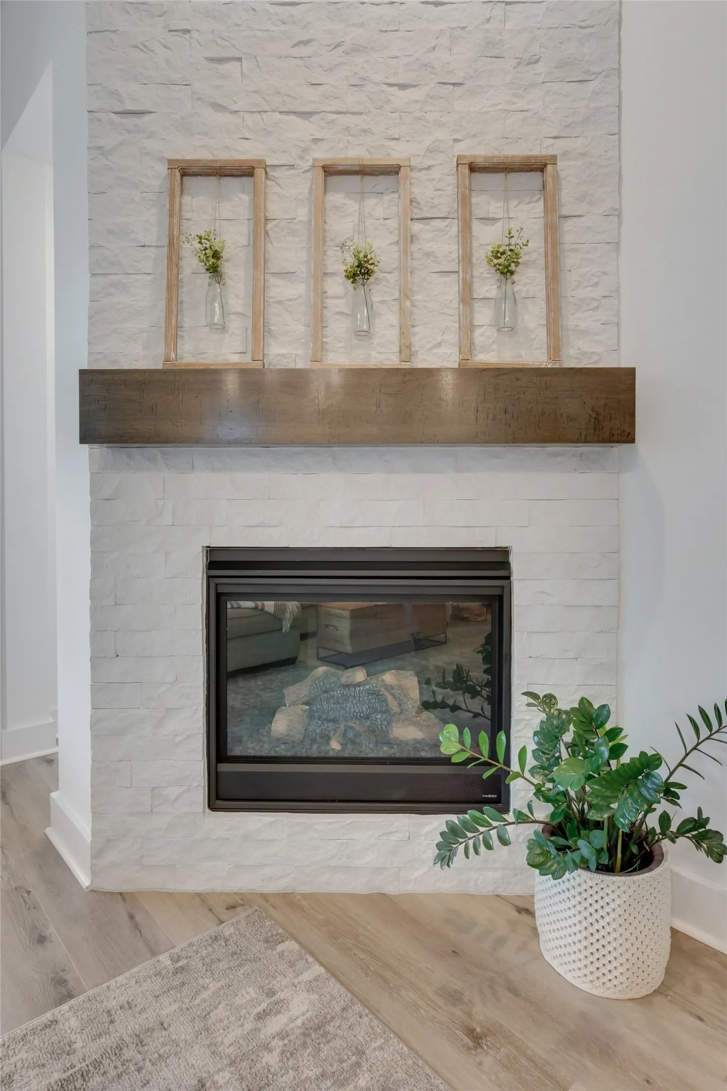 Gas burning fireplace
