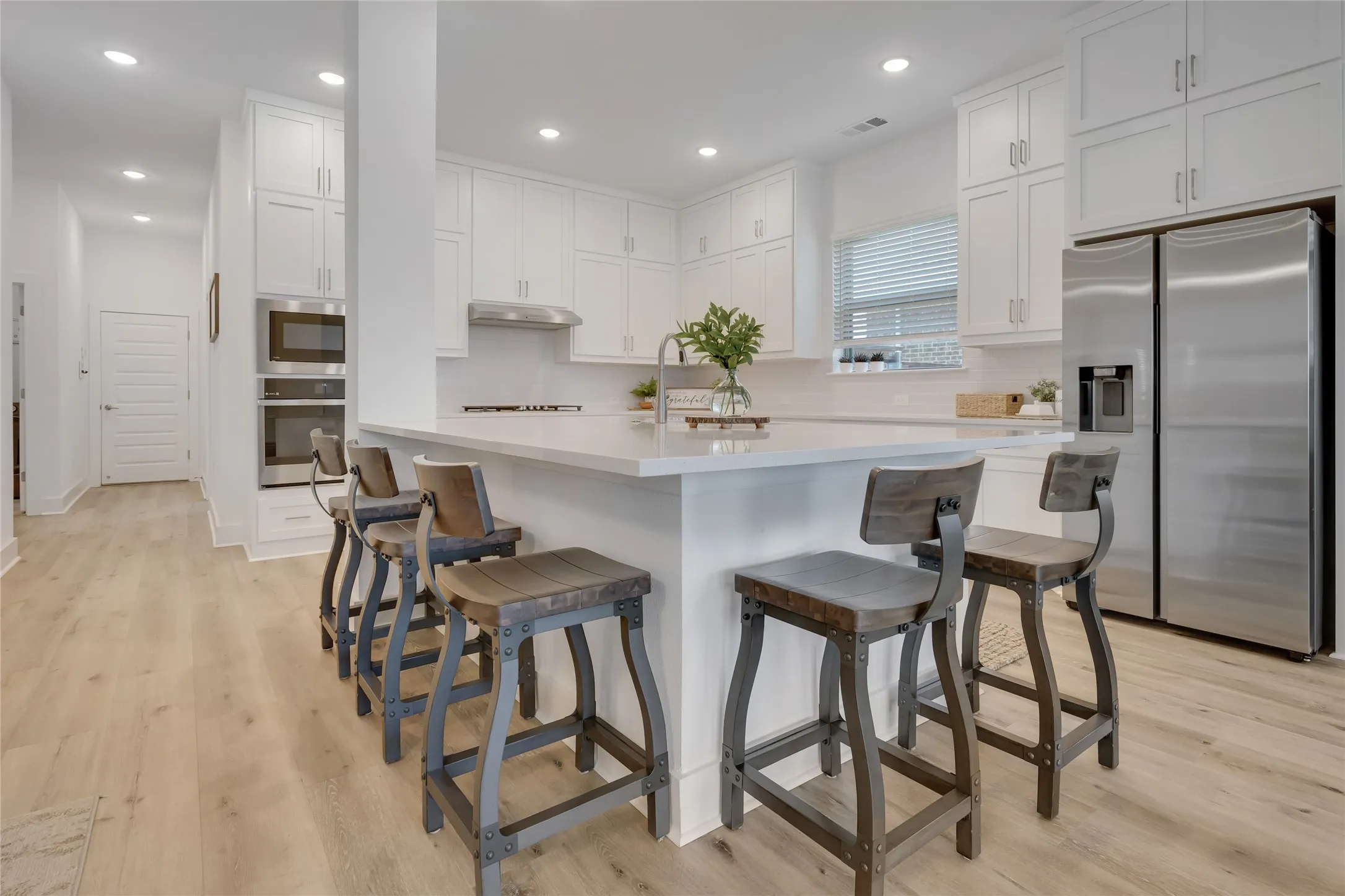 Oversized kithen island with quartz countertops