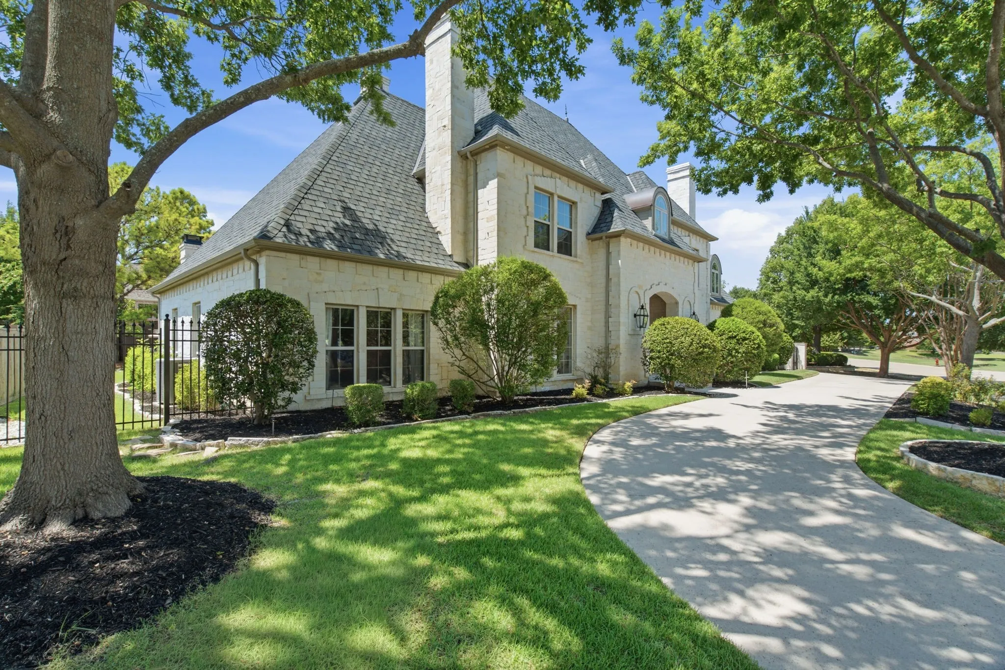 Single Family Residence For Sale in Tarrant County , 2001 Thames Trail, Colleyville, Texas 76034, 5 Bedroom, 5 Bathroom, 3 Garage spaces, 6,216 Sqft, built in 1999, mls#21345577, Real Estate Agent in Colleyville, Homes For Sale in Tarrant county, Homes For Sale in Colleyville, Realtor in Colleyville Texas, Real Estate Brokerage Independent Realty Texas, Luminita Cordes Realtor