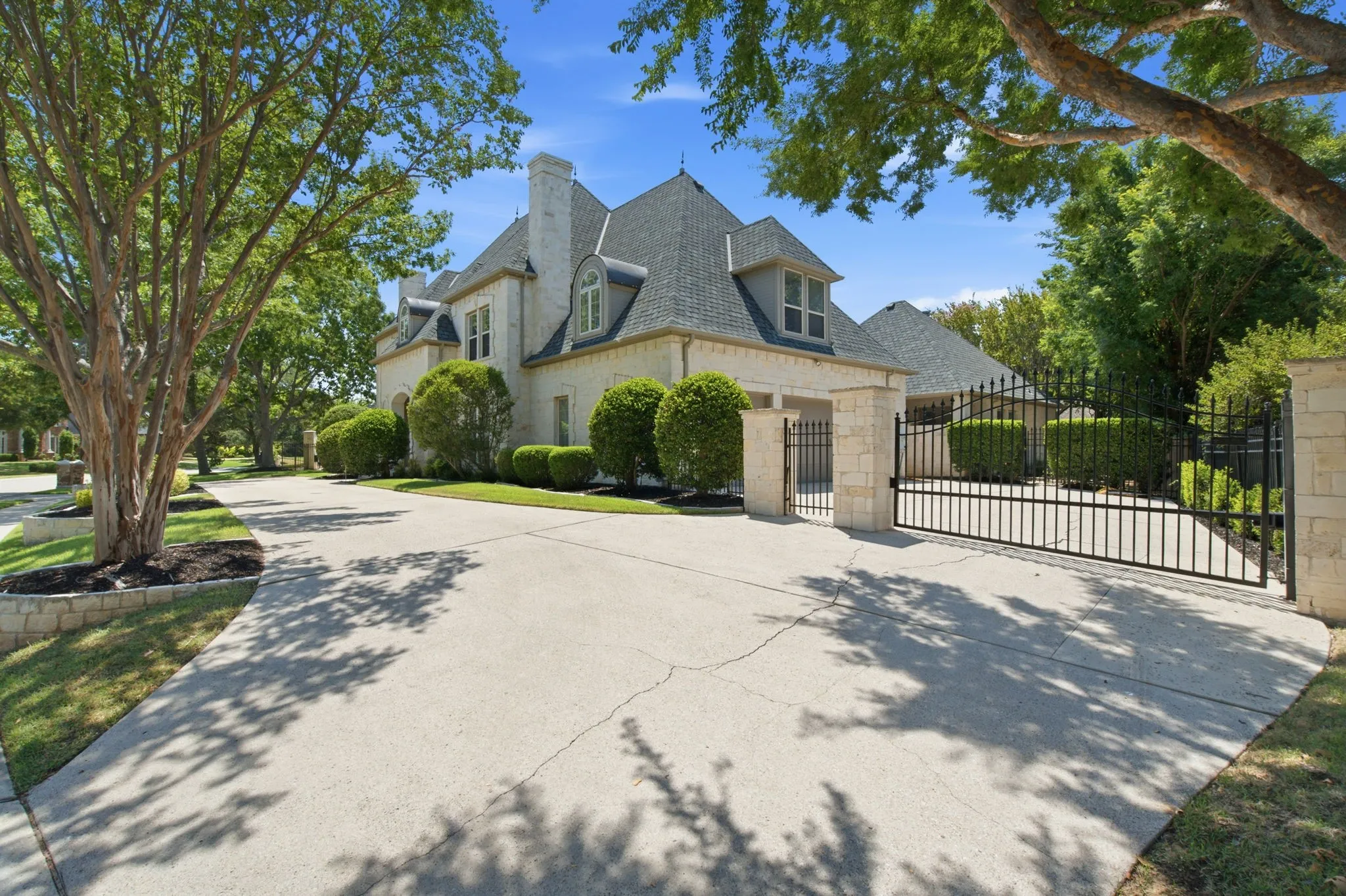 Single Family Residence For Sale in Tarrant County , 2001 Thames Trail, Colleyville, Texas 76034, 5 Bedroom, 5 Bathroom, 3 Garage spaces, 6,216 Sqft, built in 1999, mls#21345577, Real Estate Agent in Colleyville, Homes For Sale in Tarrant county, Homes For Sale in Colleyville, Realtor in Colleyville Texas, Real Estate Brokerage Independent Realty Texas, Luminita Cordes Realtor