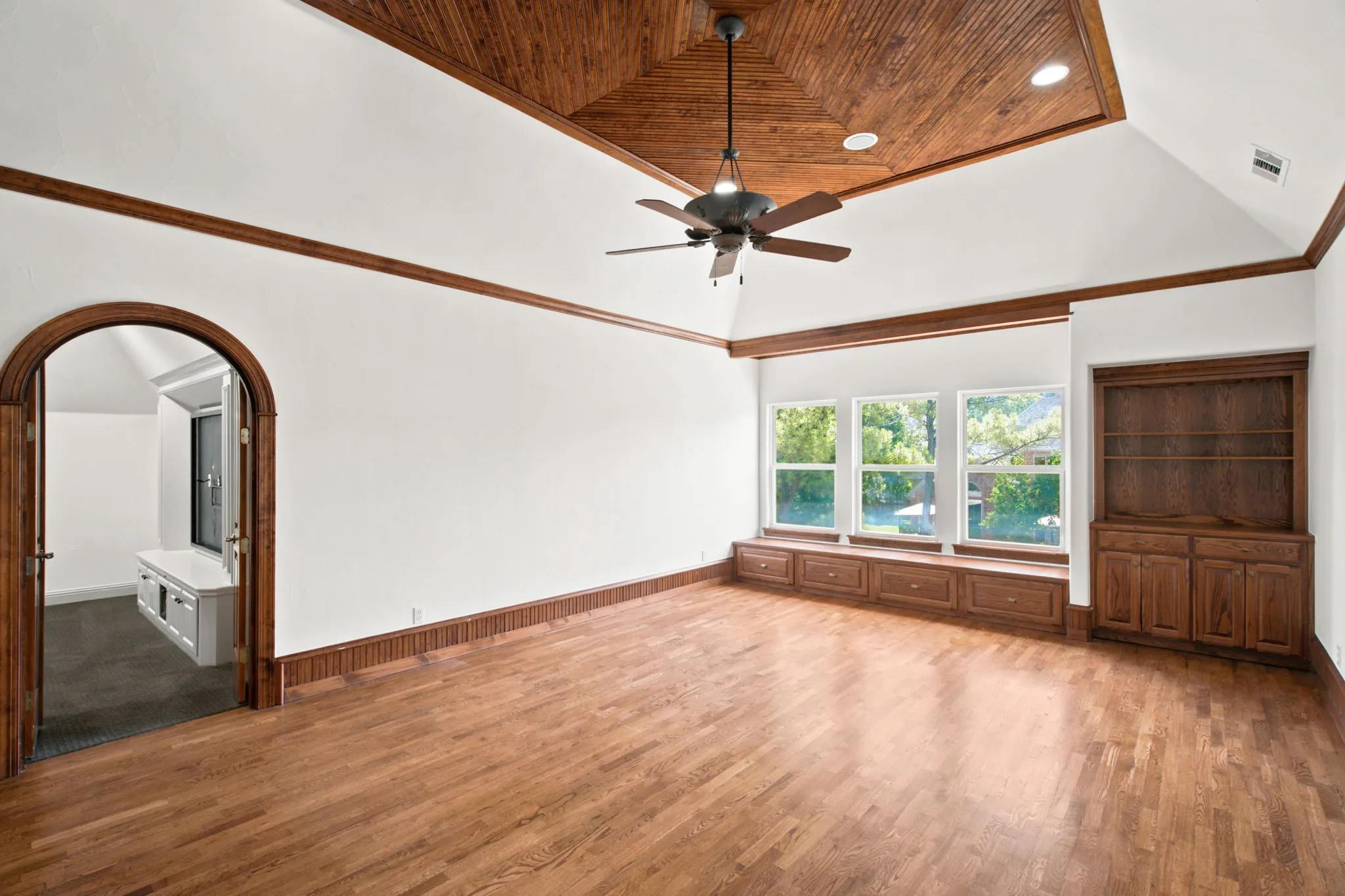 Single Family Residence For Sale in Tarrant County , 2001 Thames Trail, Colleyville, Texas 76034, 5 Bedroom, 5 Bathroom, 3 Garage spaces, 6,216 Sqft, built in 1999, mls#21345577, Real Estate Agent in Colleyville, Homes For Sale in Tarrant county, Homes For Sale in Colleyville, Realtor in Colleyville Texas, Real Estate Brokerage Independent Realty Texas, Luminita Cordes Realtor