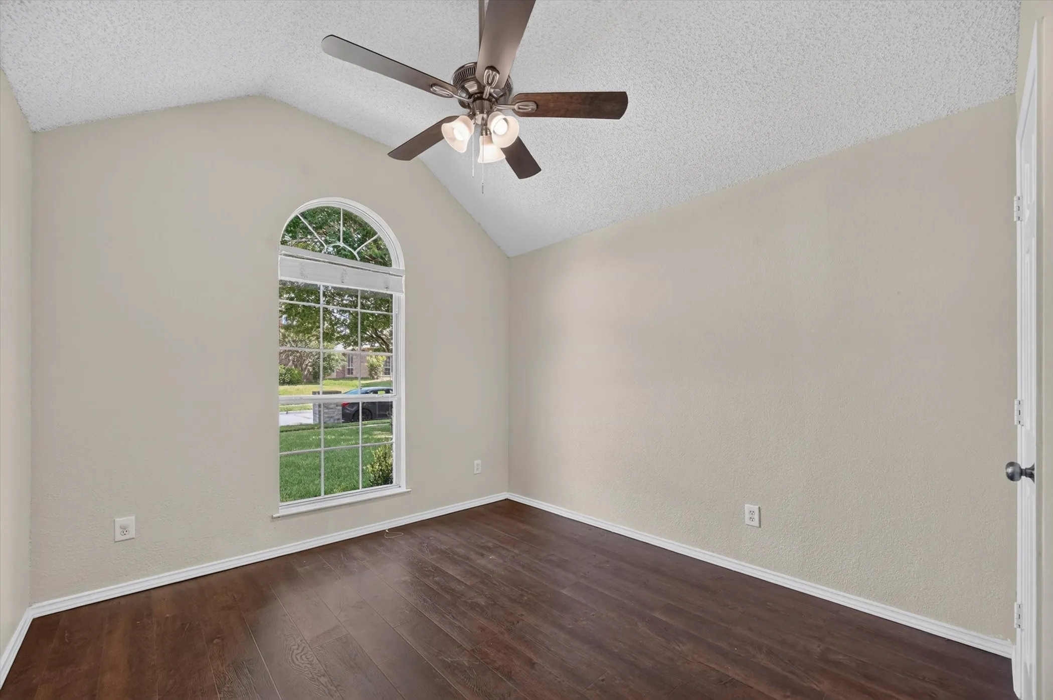 Single Family Residence For Rent in Collin County , 3960 Bexhill Drive, Plano, Texas 75025, 3 Bedroom, 2 Bathroom, 2 Garage spaces, 1,850 Sqft, built in 1995, mls#21347722, Real Estate Agent in Plano, Homes For Rent in Collin county, Homes For Rent in Plano, Realtor in Plano Texas, Real Estate Brokerage Independent Realty Texas, Luminita Cordes Realtor