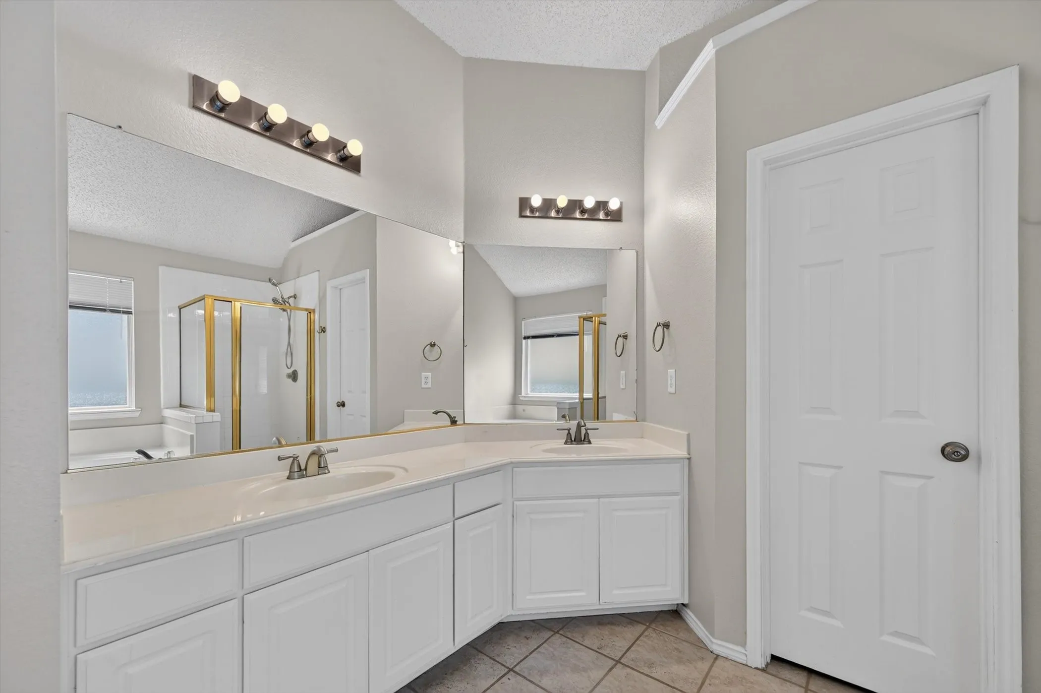 Single Family Residence For Rent in Collin County , 3960 Bexhill Drive, Plano, Texas 75025, 3 Bedroom, 2 Bathroom, 2 Garage spaces, 1,850 Sqft, built in 1995, mls#21347722, Real Estate Agent in Plano, Homes For Rent in Collin county, Homes For Rent in Plano, Realtor in Plano Texas, Real Estate Brokerage Independent Realty Texas, Luminita Cordes Realtor
