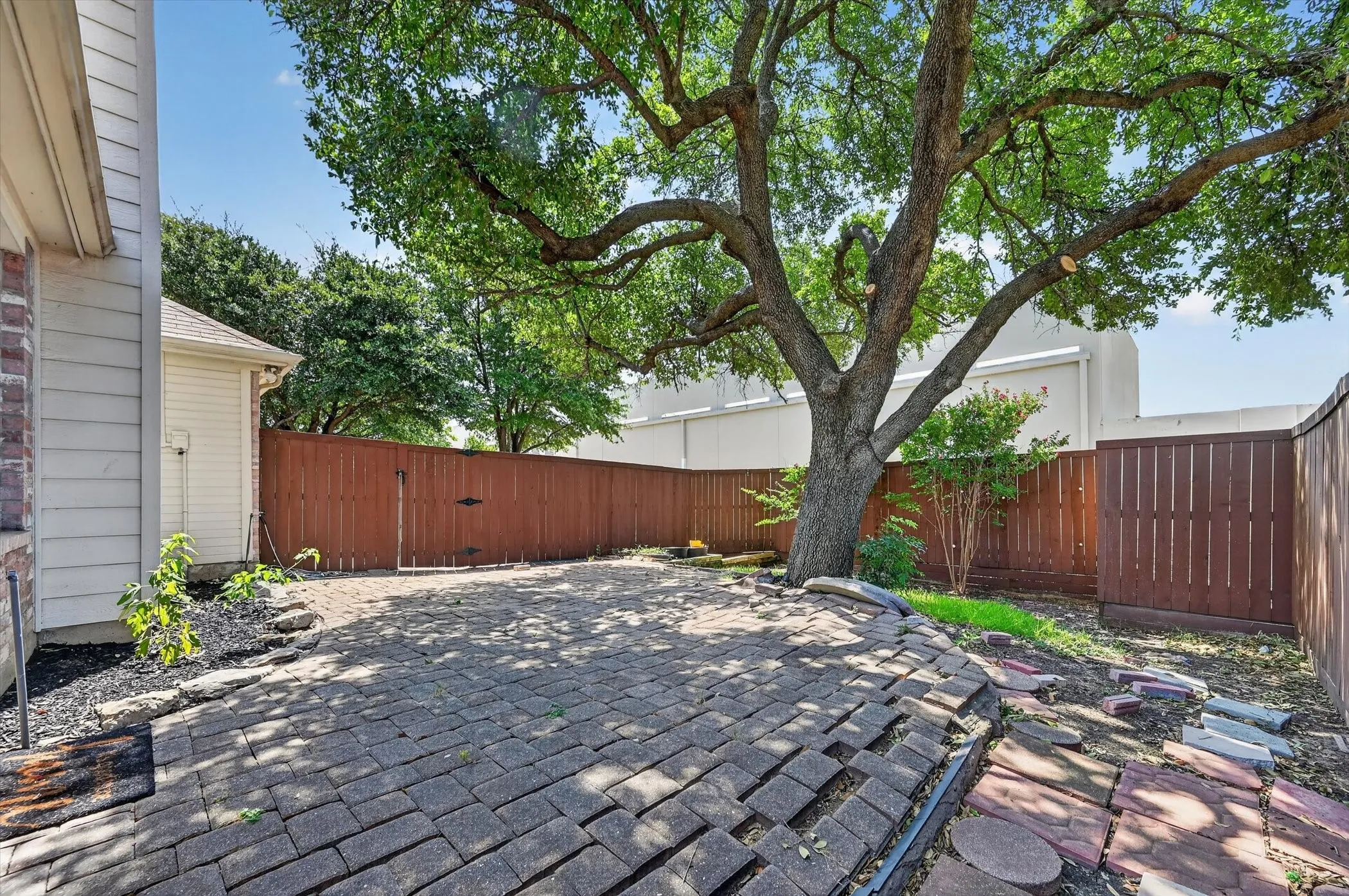 Single Family Residence For Rent in Collin County , 3960 Bexhill Drive, Plano, Texas 75025, 3 Bedroom, 2 Bathroom, 2 Garage spaces, 1,850 Sqft, built in 1995, mls#21347722, Real Estate Agent in Plano, Homes For Rent in Collin county, Homes For Rent in Plano, Realtor in Plano Texas, Real Estate Brokerage Independent Realty Texas, Luminita Cordes Realtor