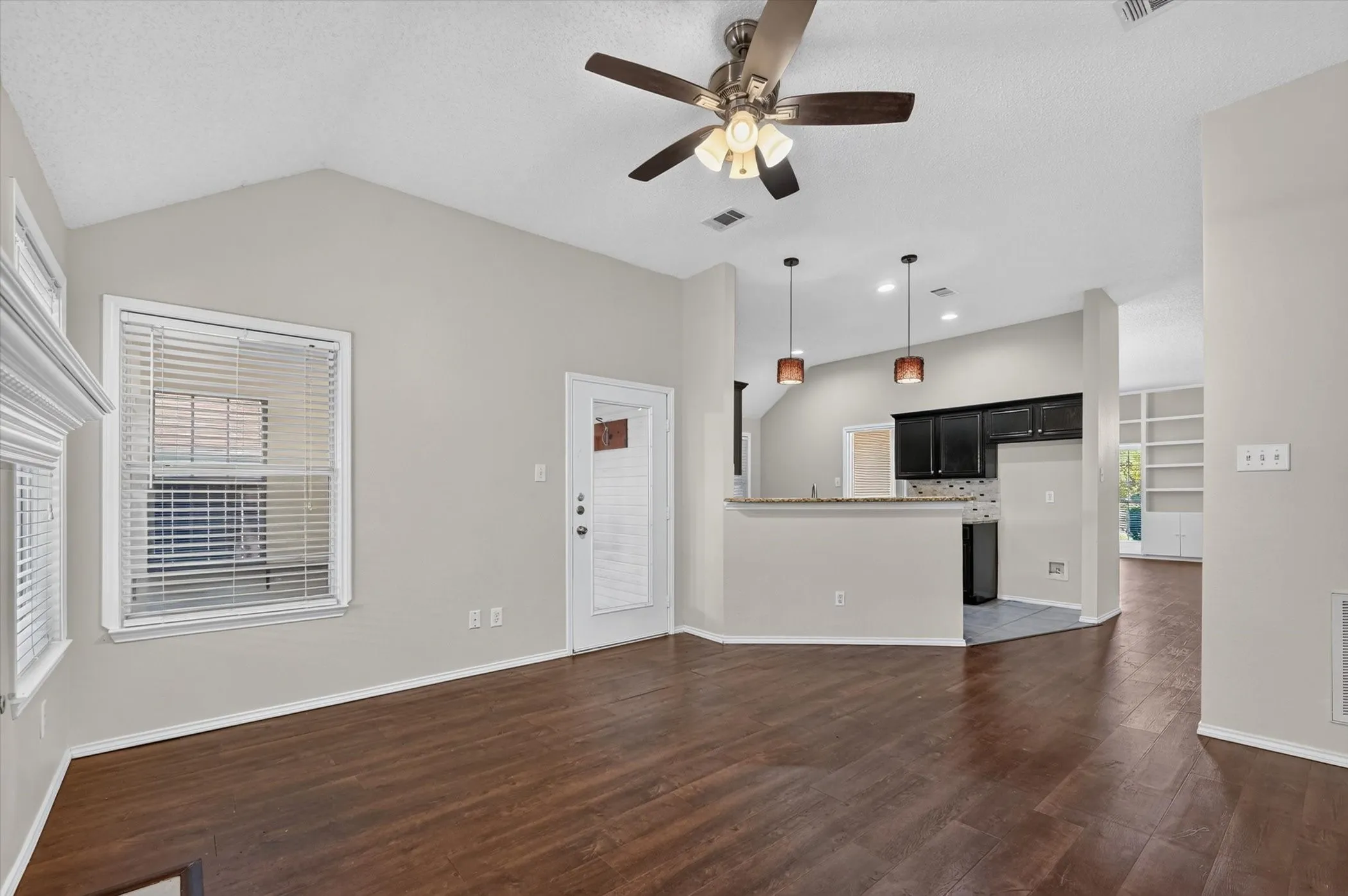 Single Family Residence For Rent in Collin County , 3960 Bexhill Drive, Plano, Texas 75025, 3 Bedroom, 2 Bathroom, 2 Garage spaces, 1,850 Sqft, built in 1995, mls#21347722, Real Estate Agent in Plano, Homes For Rent in Collin county, Homes For Rent in Plano, Realtor in Plano Texas, Real Estate Brokerage Independent Realty Texas, Luminita Cordes Realtor