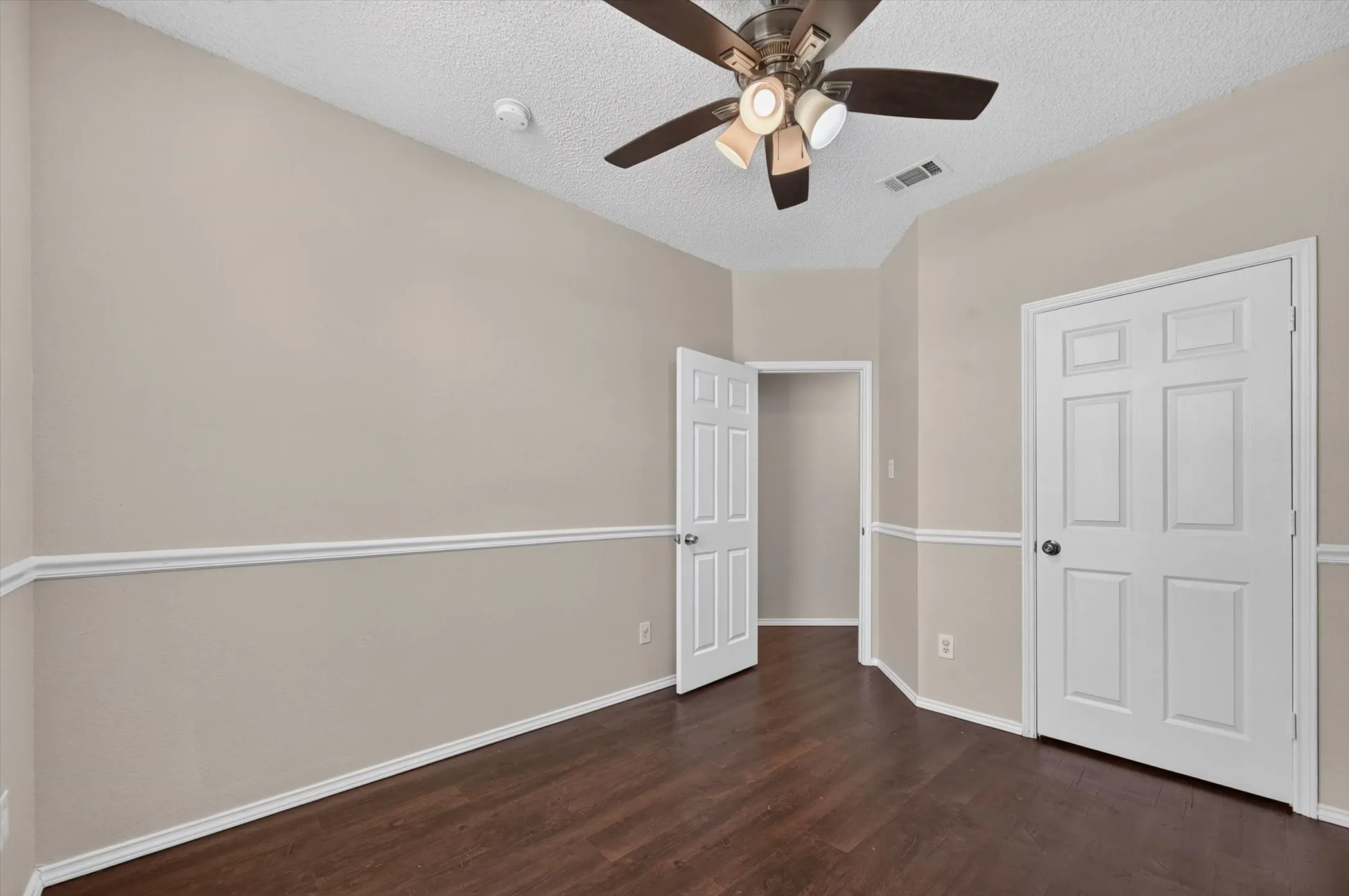Single Family Residence For Rent in Collin County , 3960 Bexhill Drive, Plano, Texas 75025, 3 Bedroom, 2 Bathroom, 2 Garage spaces, 1,850 Sqft, built in 1995, mls#21347722, Real Estate Agent in Plano, Homes For Rent in Collin county, Homes For Rent in Plano, Realtor in Plano Texas, Real Estate Brokerage Independent Realty Texas, Luminita Cordes Realtor