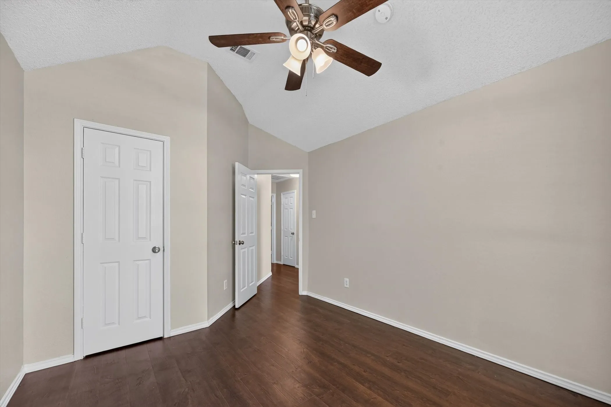 Single Family Residence For Rent in Collin County , 3960 Bexhill Drive, Plano, Texas 75025, 3 Bedroom, 2 Bathroom, 2 Garage spaces, 1,850 Sqft, built in 1995, mls#21347722, Real Estate Agent in Plano, Homes For Rent in Collin county, Homes For Rent in Plano, Realtor in Plano Texas, Real Estate Brokerage Independent Realty Texas, Luminita Cordes Realtor